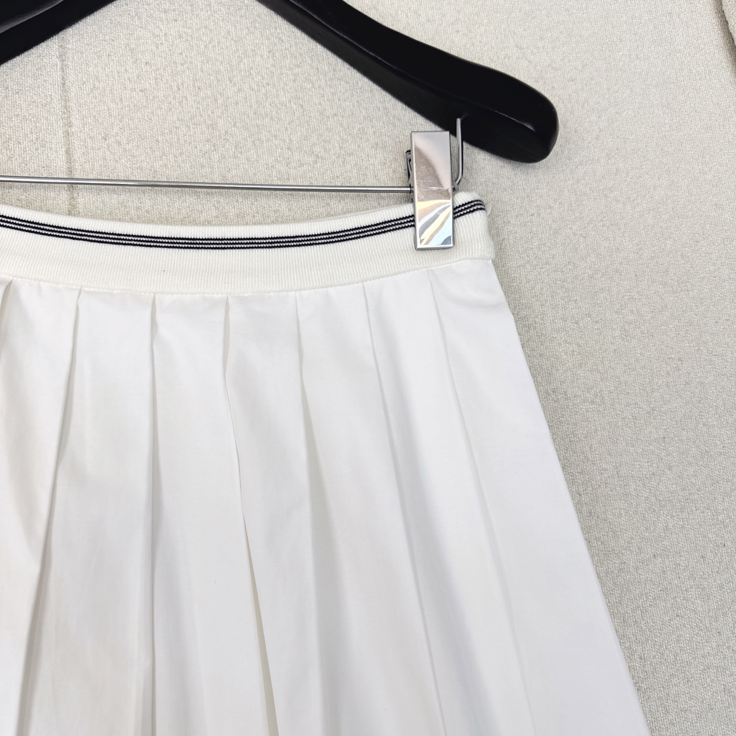 缪系少女穿搭 Miu 25Ss————早秋最新款减龄学院风压褶长半裙🤍撞色罗纹腰拼接棉质面料设计甜酷兼备