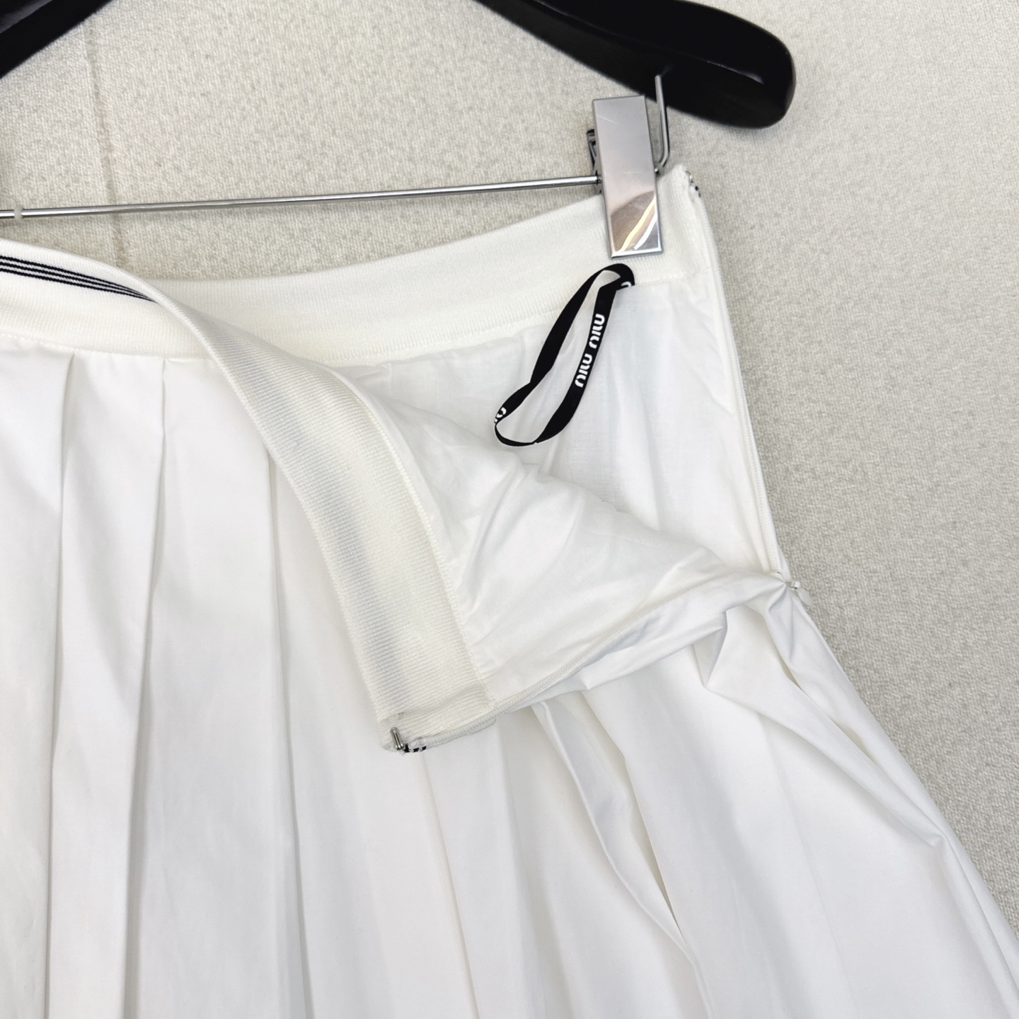 缪系少女穿搭 Miu 25Ss————早秋最新款减龄学院风压褶长半裙🤍撞色罗纹腰拼接棉质面料设计甜酷兼备