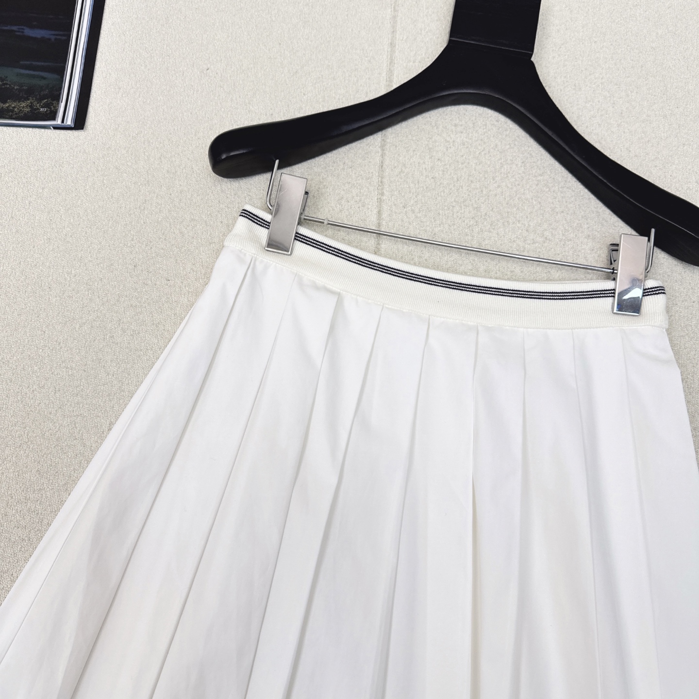 缪系少女穿搭 Miu 25Ss————早秋最新款减龄学院风压褶长半裙🤍撞色罗纹腰拼接棉质面料设计甜酷兼备