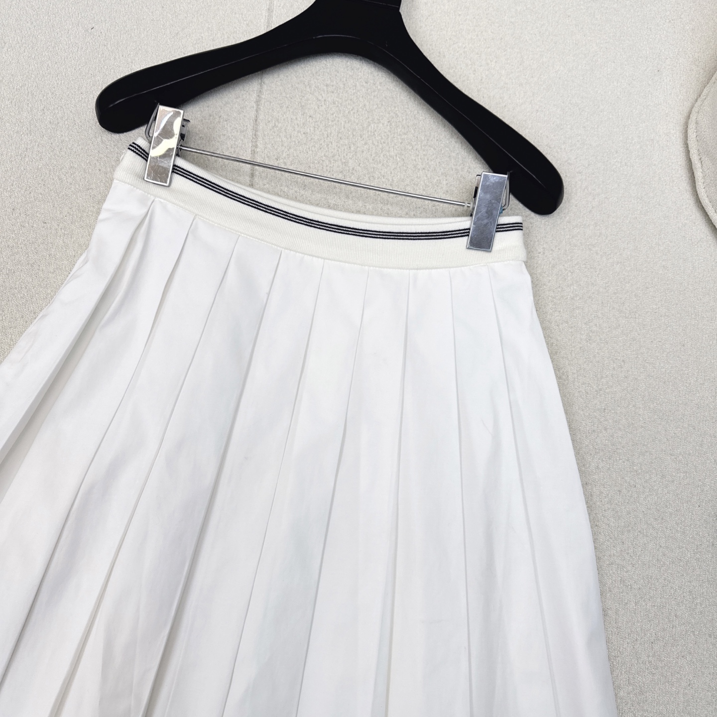 缪系少女穿搭 Miu 25Ss————早秋最新款减龄学院风压褶长半裙🤍撞色罗纹腰拼接棉质面料设计甜酷兼备