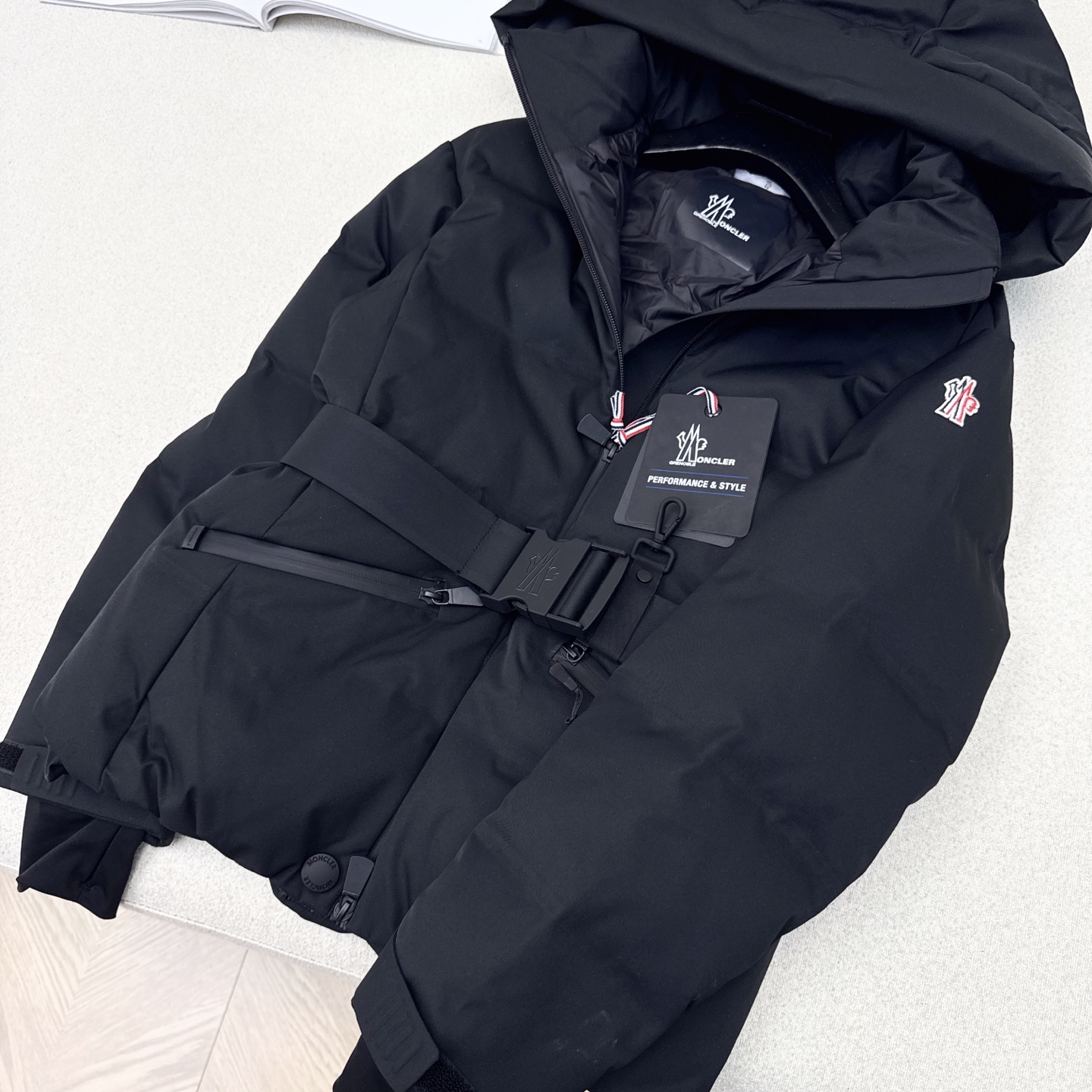 原单品质 MC 25ss————秋冬新品 胶囊系列束腰连帽羽绒服 🤍进口环保面料 国标进口90白鹅绒填充