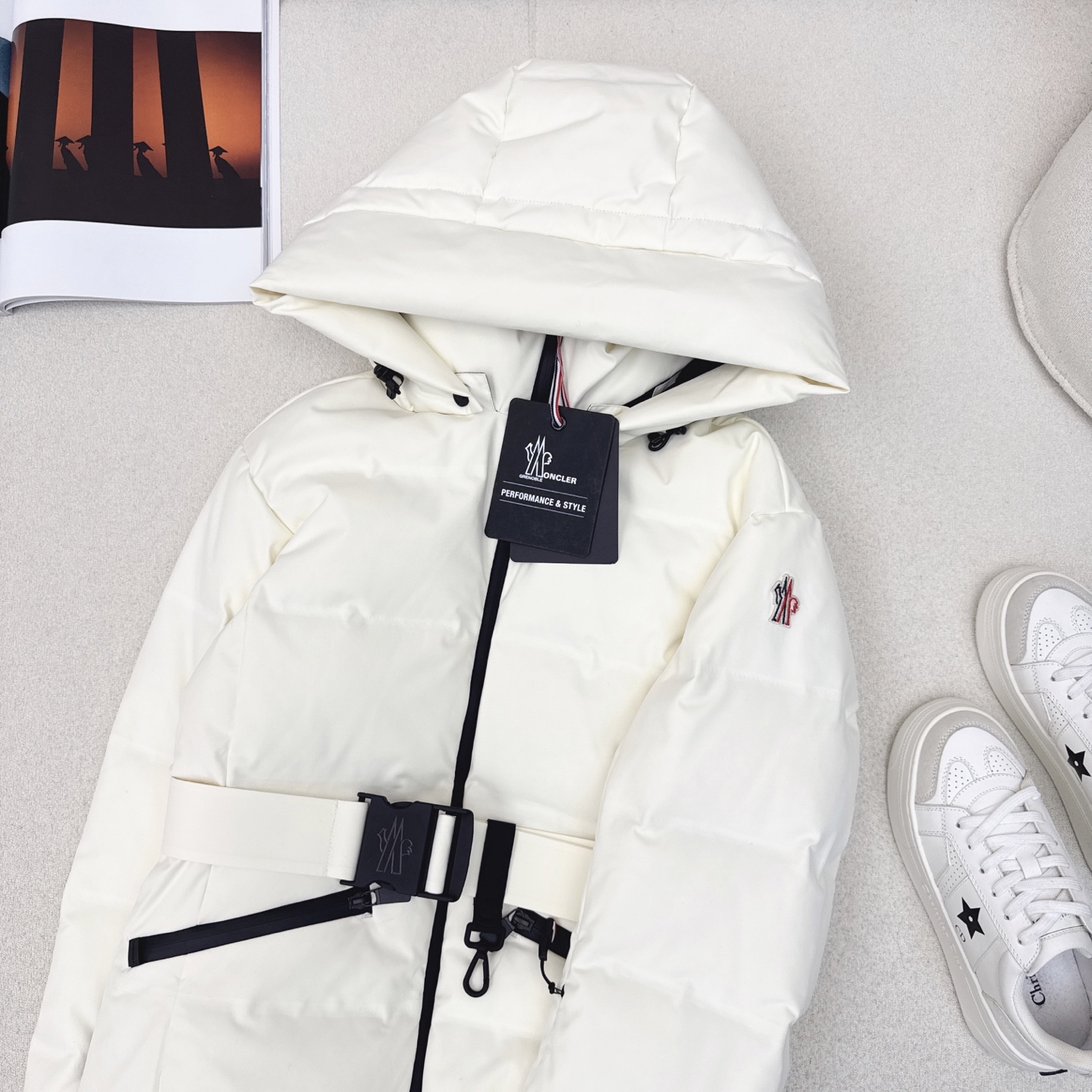 原单品质 MC 25ss————秋冬新品 胶囊系列束腰连帽羽绒服 🤍进口环保面料 国标进口90白鹅绒填充