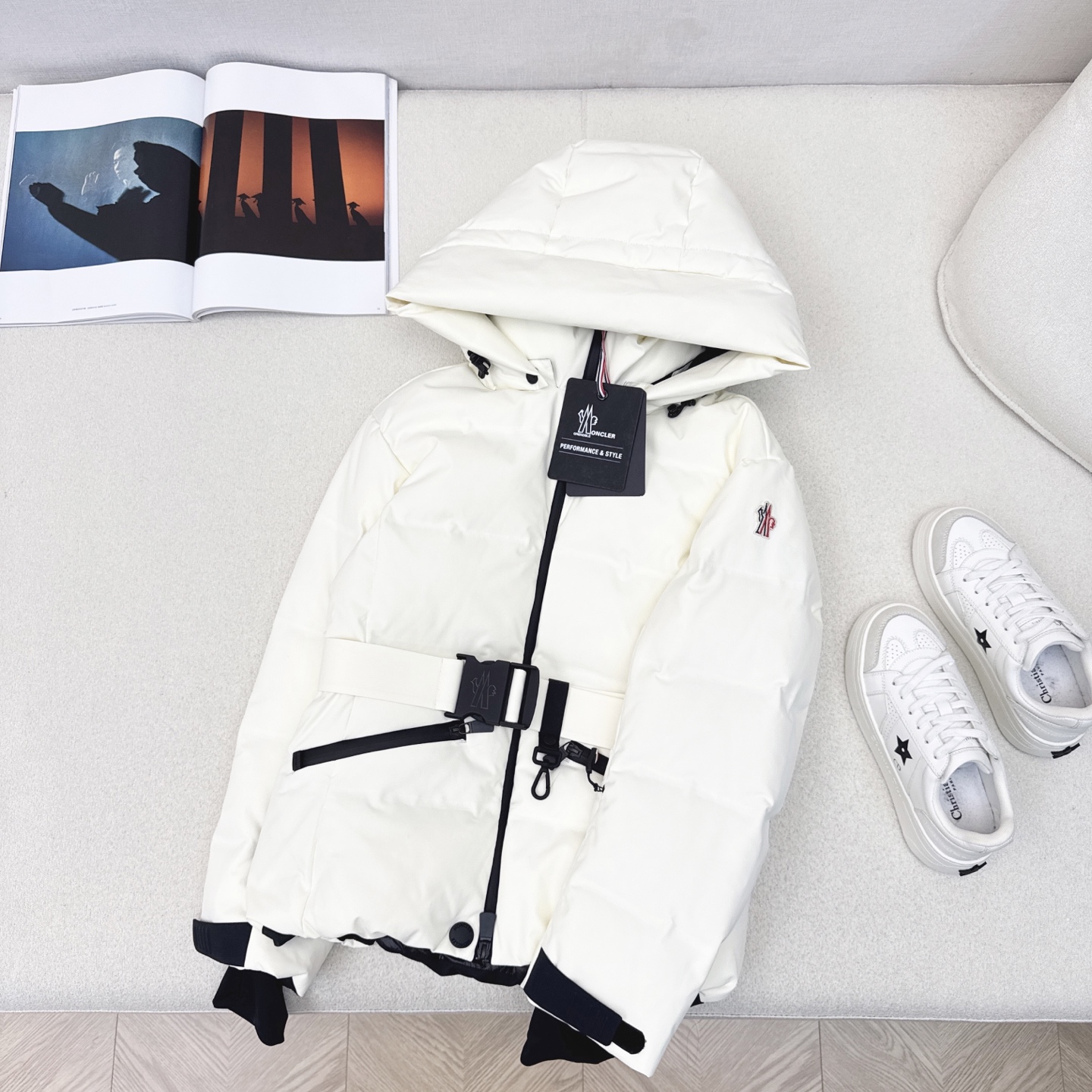 原单品质 MC 25ss————秋冬新品 胶囊系列束腰连帽羽绒服 🤍进口环保面料 国标进口90白鹅绒填充