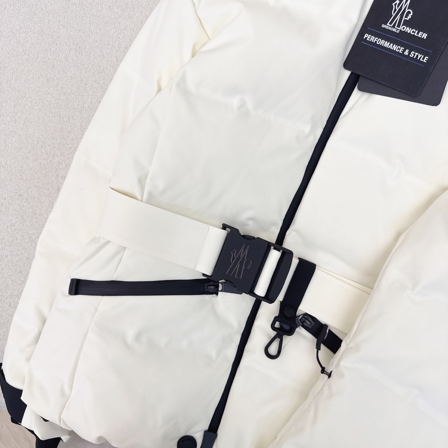 原单品质 MC 25ss————秋冬新品 胶囊系列束腰连帽羽绒服 🤍进口环保面料 国标进口90白鹅绒填充