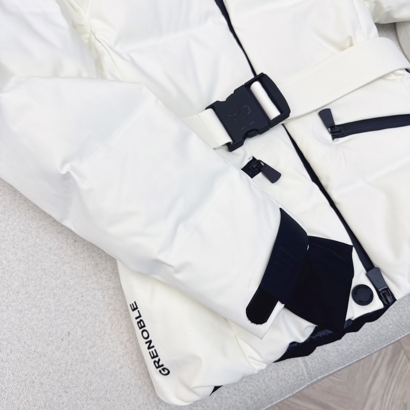 原单品质 MC 25ss————秋冬新品 胶囊系列束腰连帽羽绒服 🤍进口环保面料 国标进口90白鹅绒填充