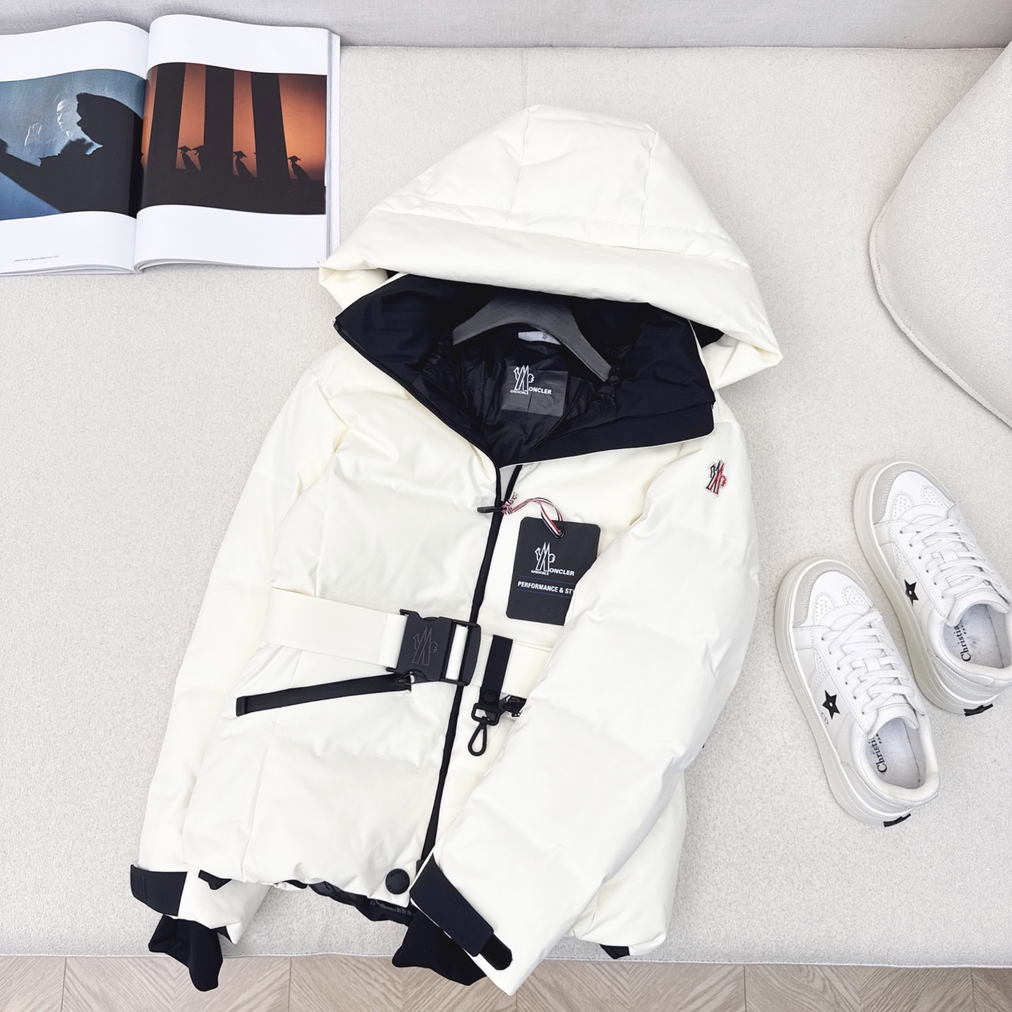 原单品质 MC 25ss————秋冬新品 胶囊系列束腰连帽羽绒服 🤍进口环保面料 国标进口90白鹅绒填充