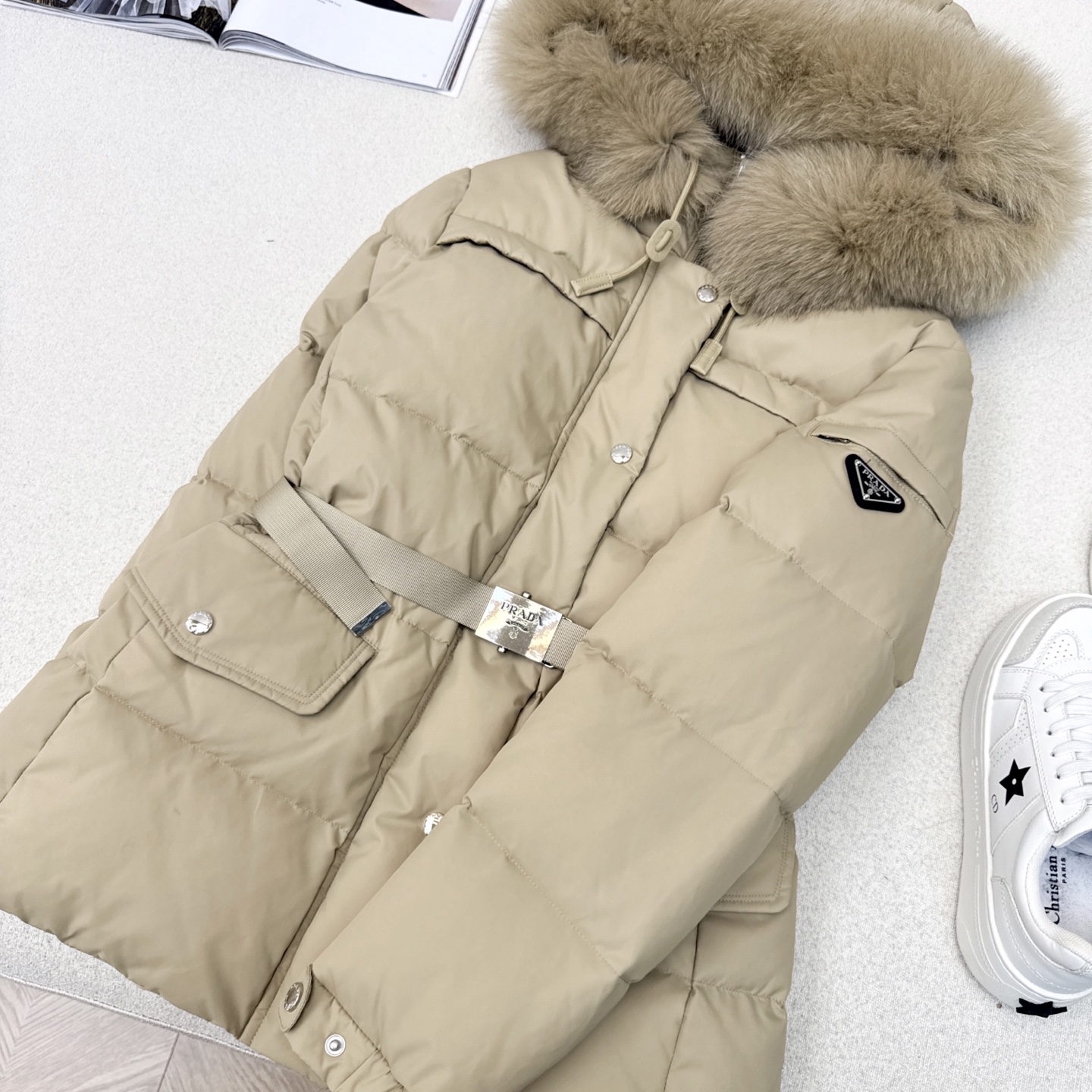 原单品质 PD 25Ss ———秋冬最新款再生尼龙系列腰带收腰款超大毛领连帽羽绒服外套🖤 经典中长款版型