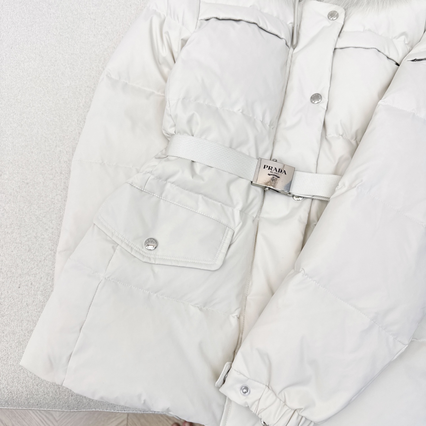 原单品质 PD 25Ss ———秋冬最新款再生尼龙系列腰带收腰款超大毛领连帽羽绒服外套🖤 经典中长款版型