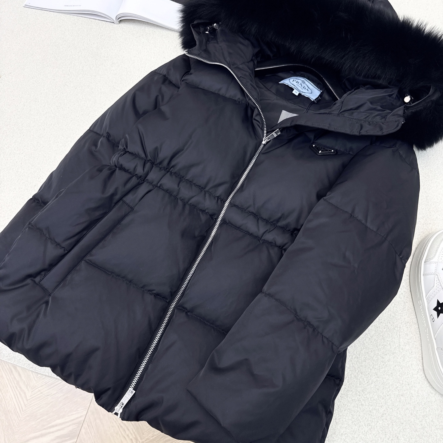 原单品质 PD 25Ss———秋冬新品 腰部抽绳收腰设计貉子毛领连帽羽绒服🖤冬天的必备凹造型单品  抽绳