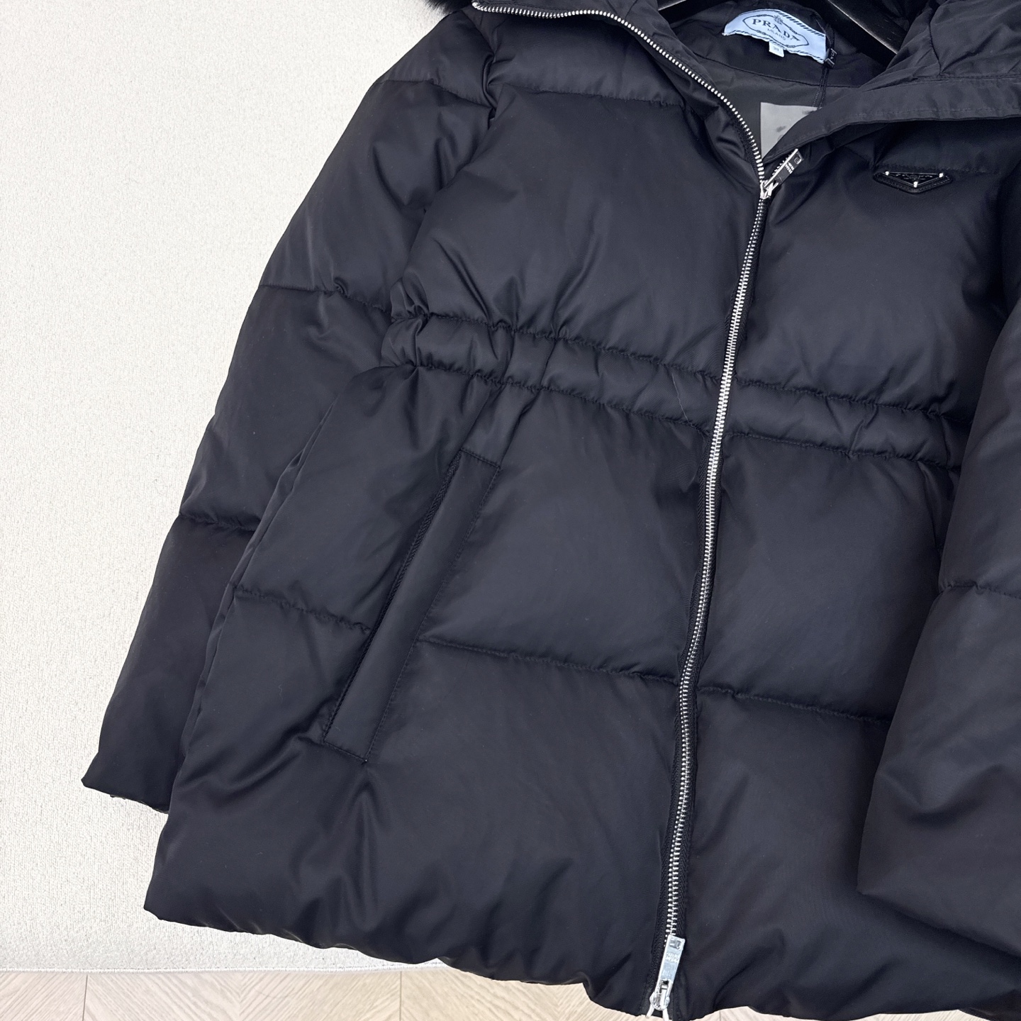 原单品质 PD 25Ss———秋冬新品 腰部抽绳收腰设计貉子毛领连帽羽绒服🖤冬天的必备凹造型单品  抽绳