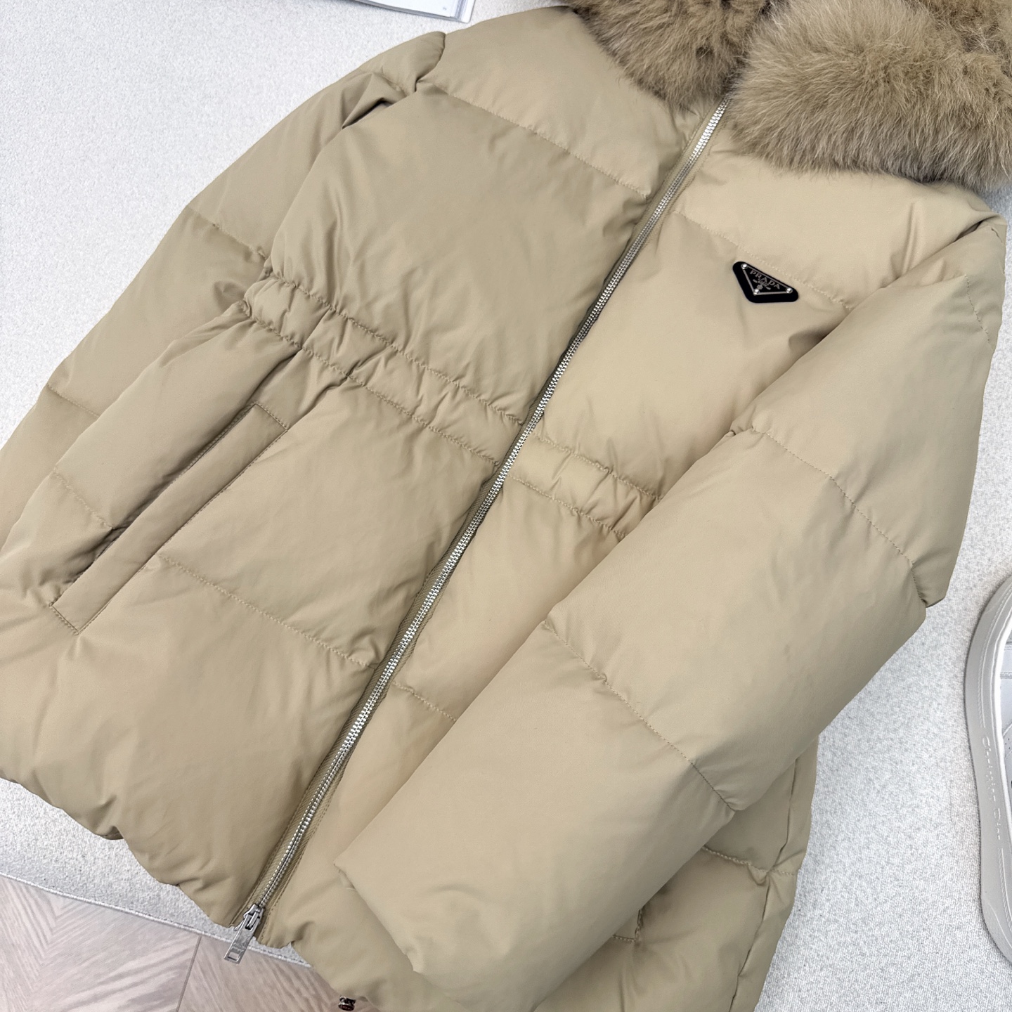 原单品质 PD 25Ss———秋冬新品 腰部抽绳收腰设计貉子毛领连帽羽绒服🖤冬天的必备凹造型单品  抽绳