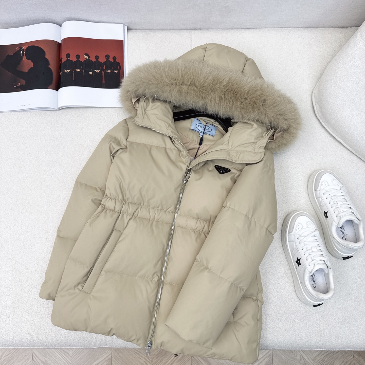 原单品质 PD 25Ss———秋冬新品 腰部抽绳收腰设计貉子毛领连帽羽绒服🖤冬天的必备凹造型单品  抽绳