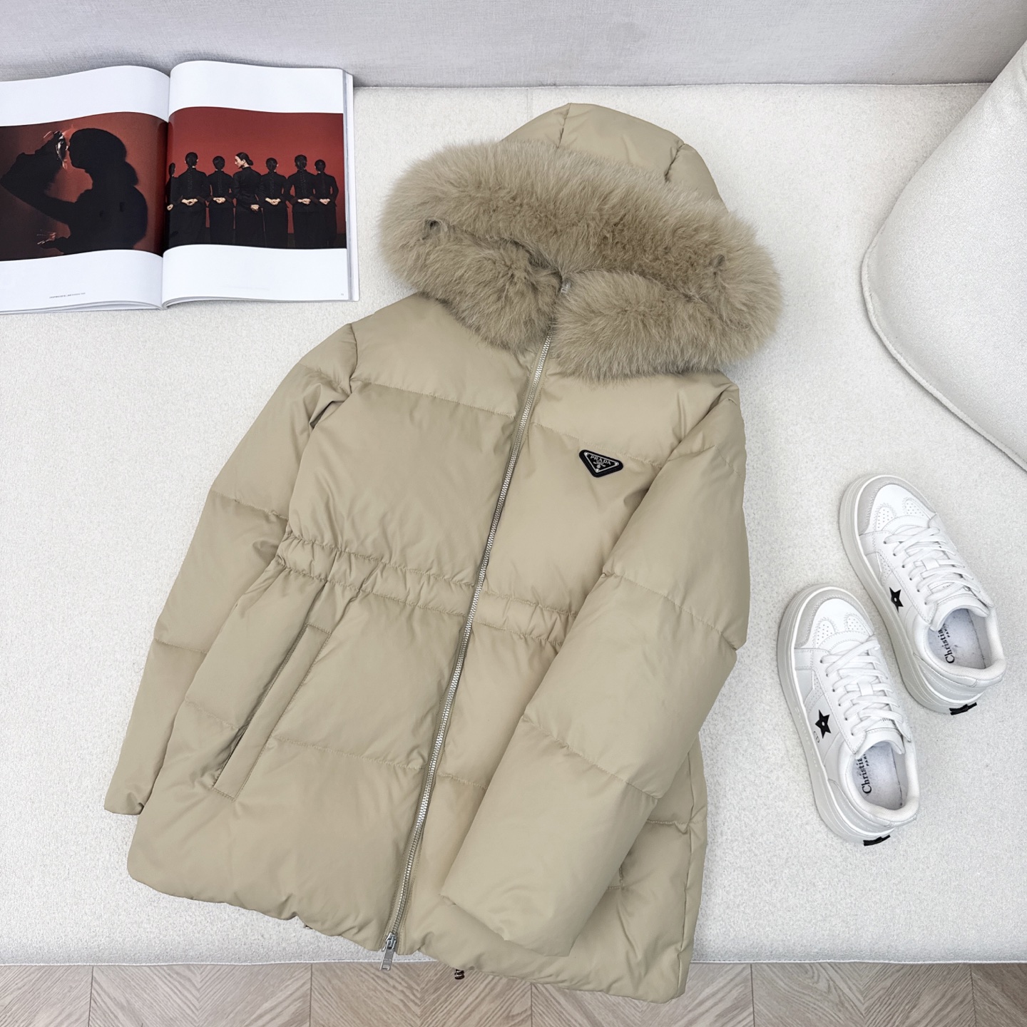 原单品质 PD 25Ss———秋冬新品 腰部抽绳收腰设计貉子毛领连帽羽绒服🖤冬天的必备凹造型单品  抽绳