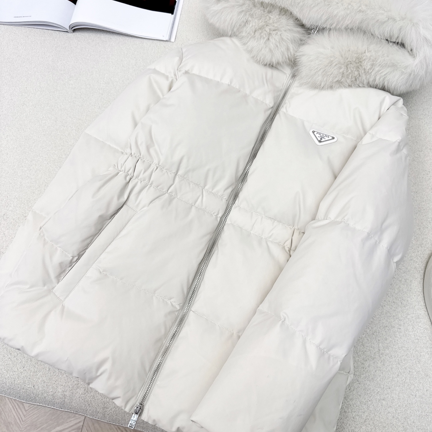 原单品质 PD 25Ss———秋冬新品 腰部抽绳收腰设计貉子毛领连帽羽绒服🖤冬天的必备凹造型单品  抽绳