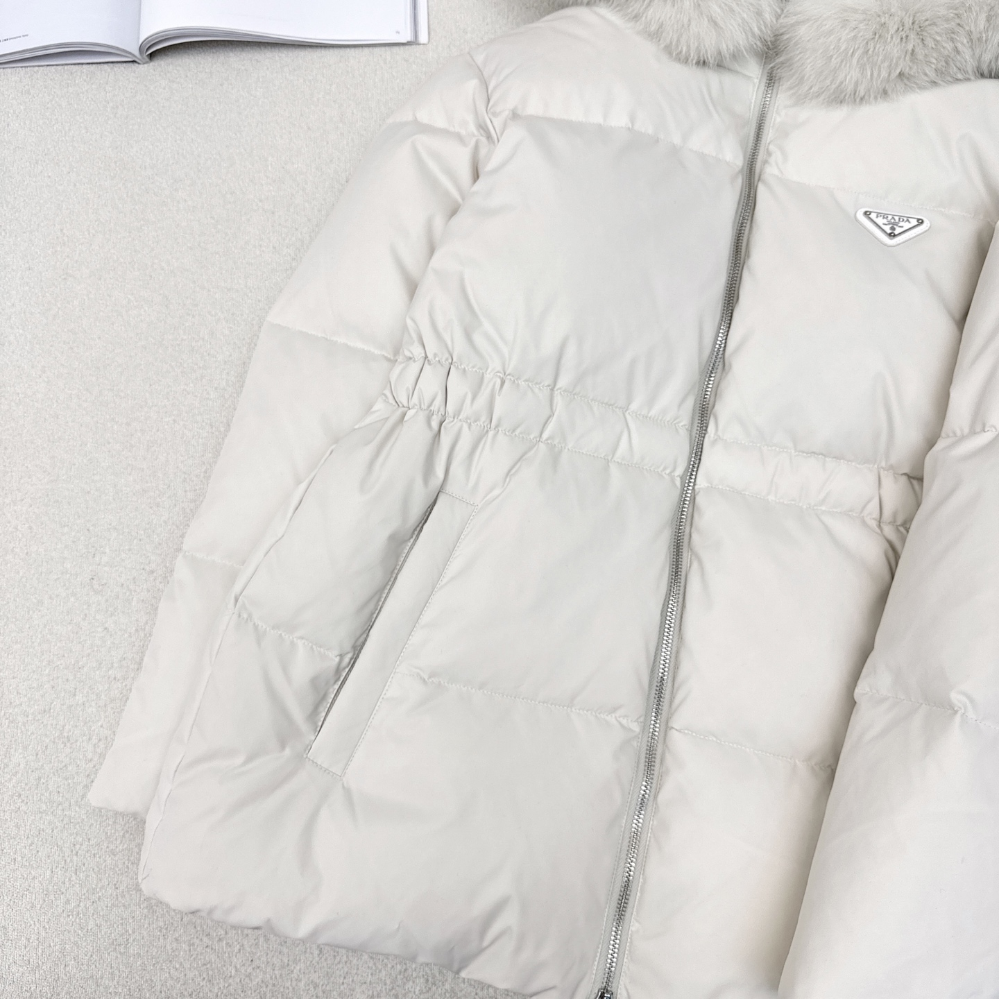 原单品质 PD 25Ss———秋冬新品 腰部抽绳收腰设计貉子毛领连帽羽绒服🖤冬天的必备凹造型单品  抽绳