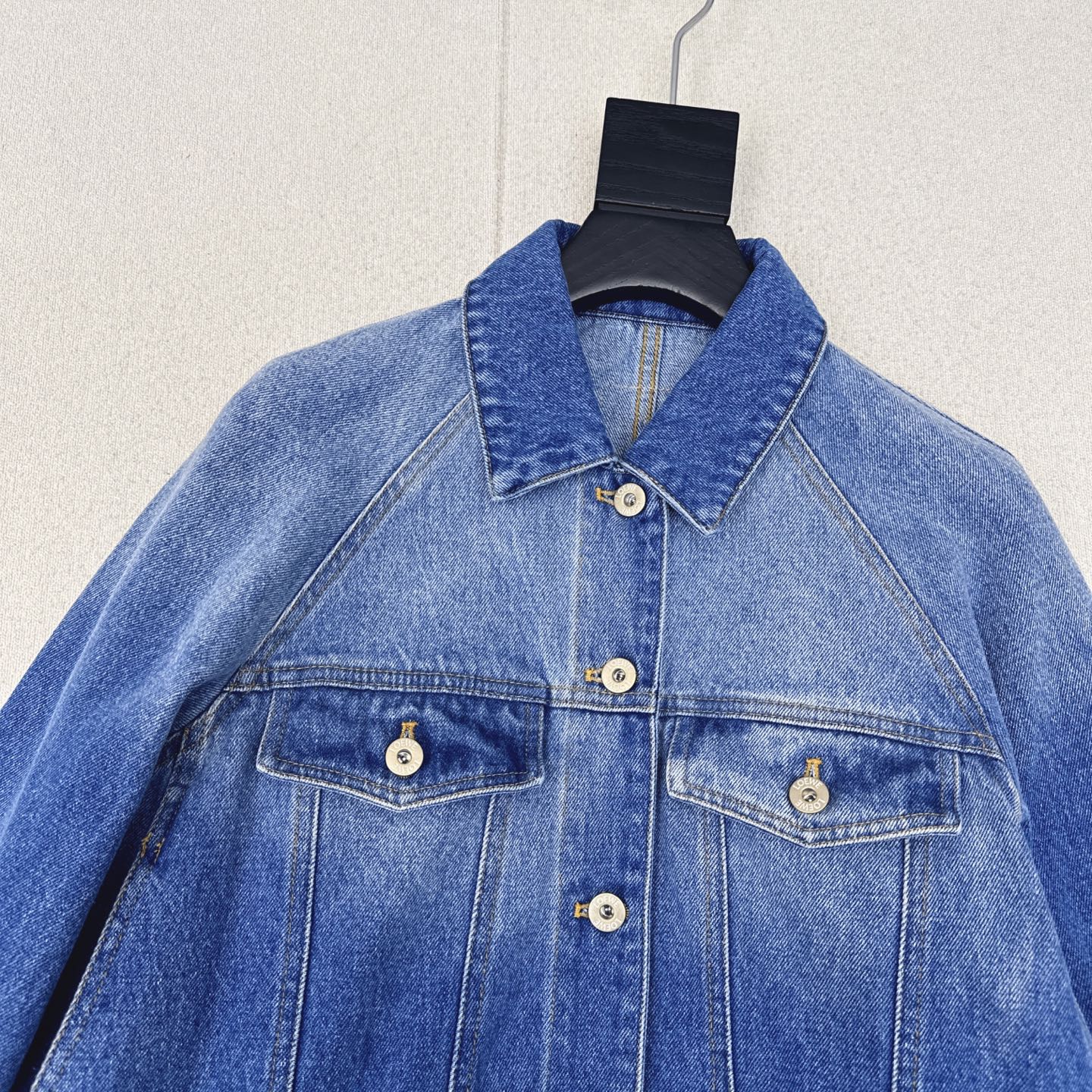 Trendy Retro-Inspired Fashion: P696 Cheesy Stylish Dress, Blue-Denim Coat, and Water-Washed Jeans Summary - 图片 3