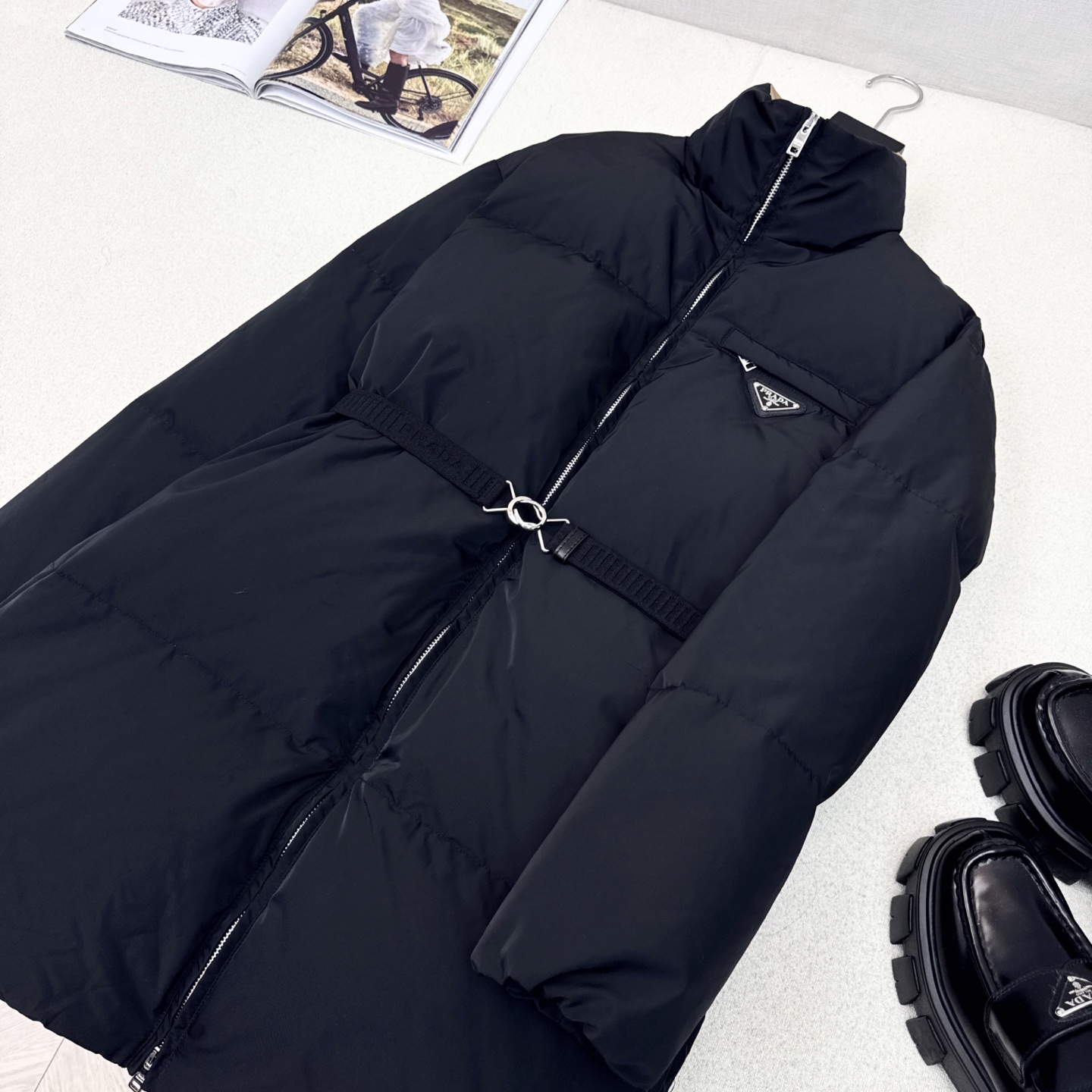 独家首发 高端原单品质 PD 25Ss——秋冬官网最新款配色三角标装饰立领中长款羽绒服外套 🤎配送腰带 