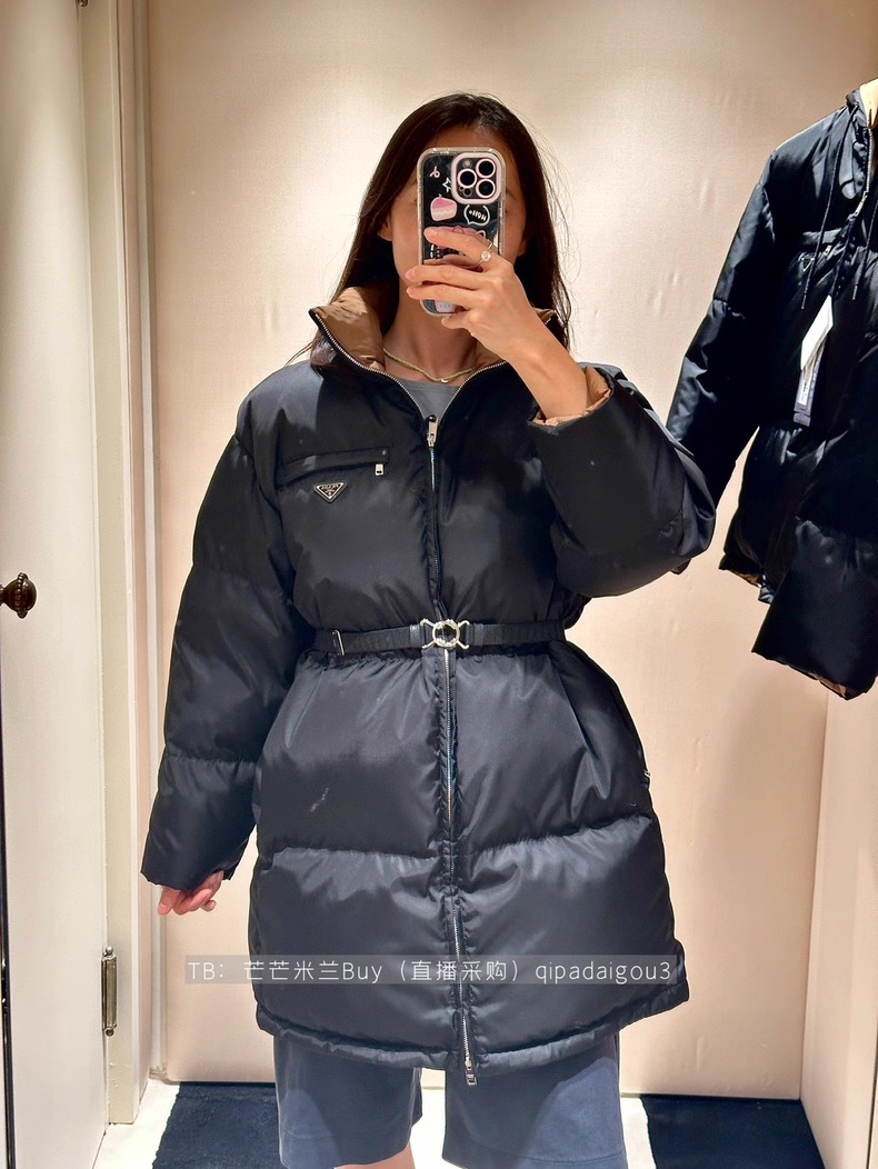 NO:591861,Model No. G25111429 PRAD* new model, classic metal triangle logo badge decoration, national standard 90 duck down filling to thicken and keep warm, pockets on both sides, H version, versatile and fashionable, mid-length stand-up collar down jacket with belt!  Black, (M size shoulder width 50, chest 108, sleeve length 52, clothing length 82) hair, prada, jackets & coats, down jacket, alexander wang19860909款号G25111429 PRAD*新款 经典金属三角标logo胸章装饰、国标90鸭绒填充物加厚保暖、两侧插口袋H版型百搭时尚中长款立领羽绒服外套配有腰带！黑色,（M码肩宽50,胸围108,袖长52,衣长82）发,,prada,jackets & coats,down jacket,alexander wang,Women's clothing