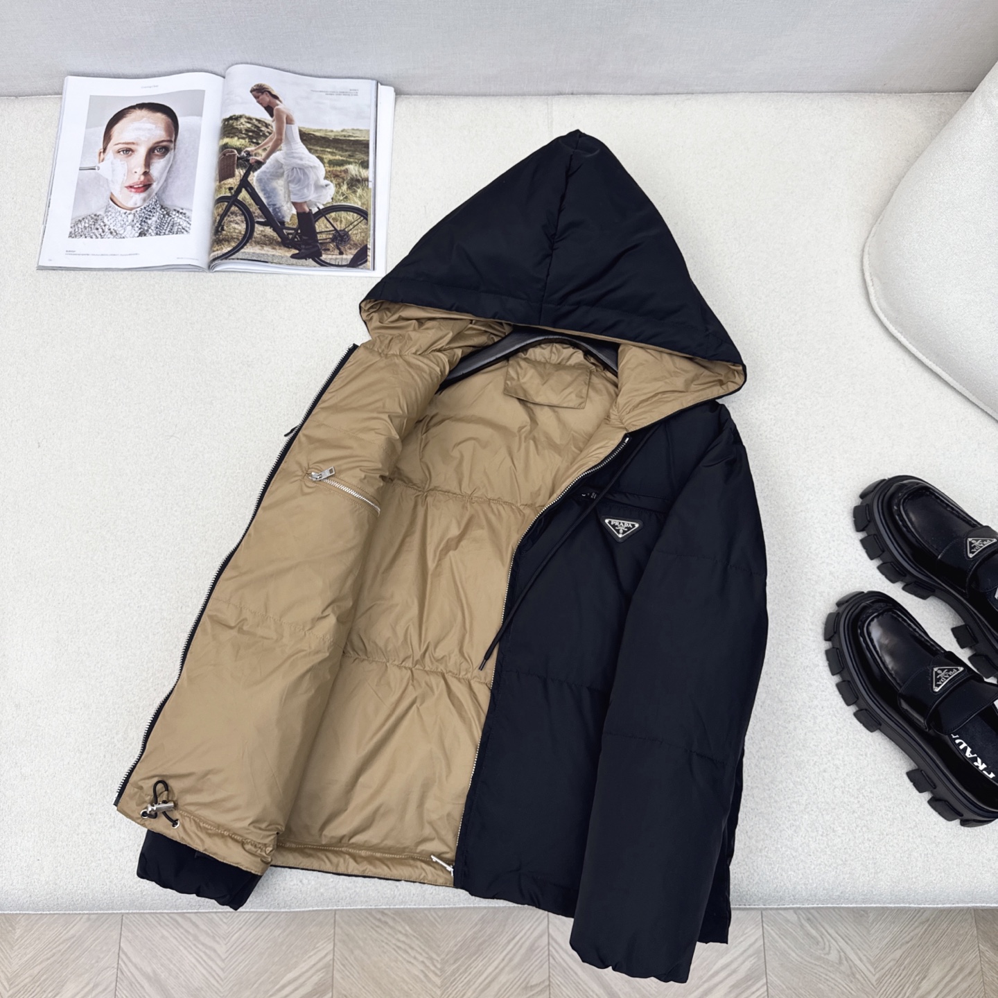 独家首发 高端原单品质 PD 25Ss——秋冬官网最新款配色三角标装饰连帽羽绒服外套 🤎 立体剪裁H版型