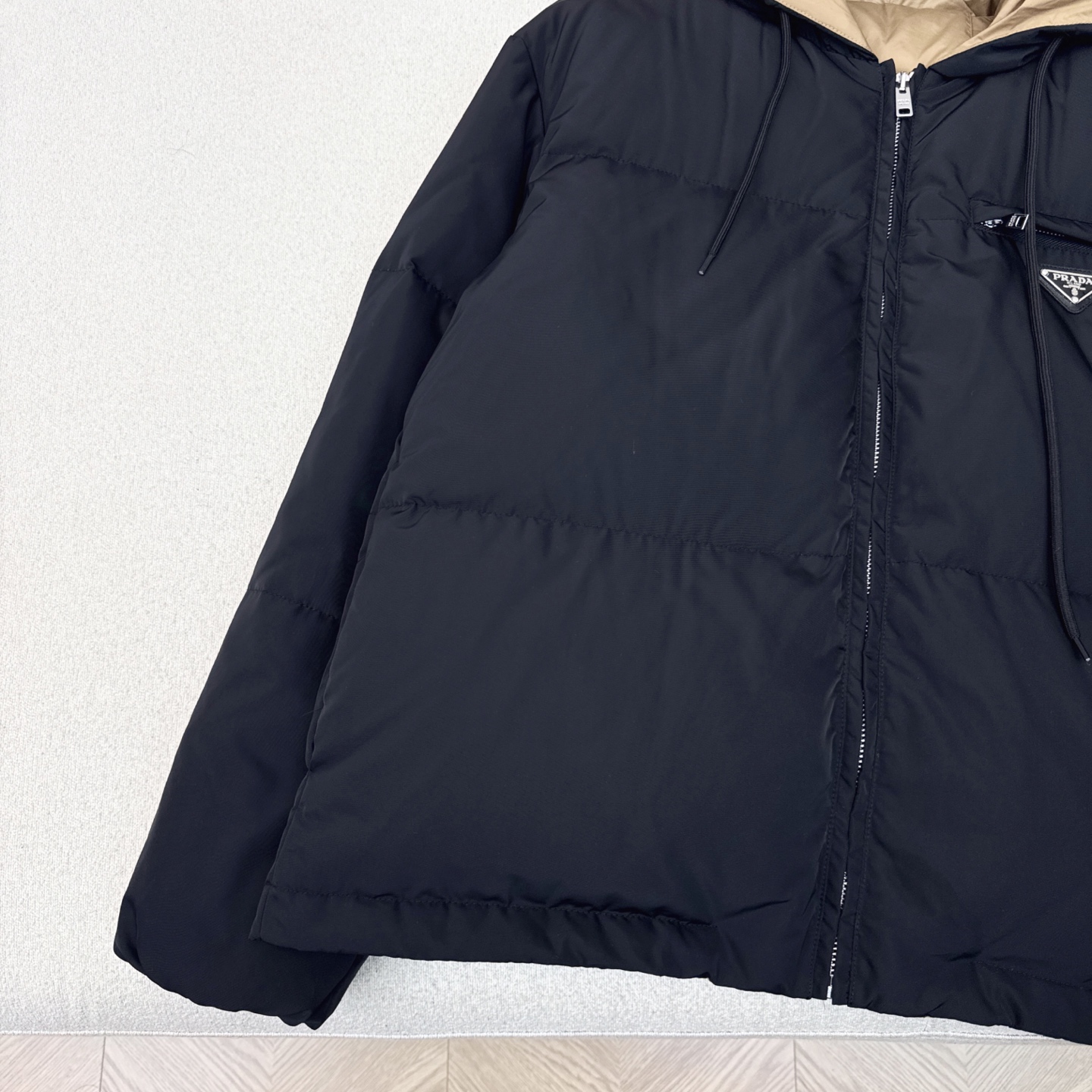 独家首发 高端原单品质 PD 25Ss——秋冬官网最新款配色三角标装饰连帽羽绒服外套 🤎 立体剪裁H版型