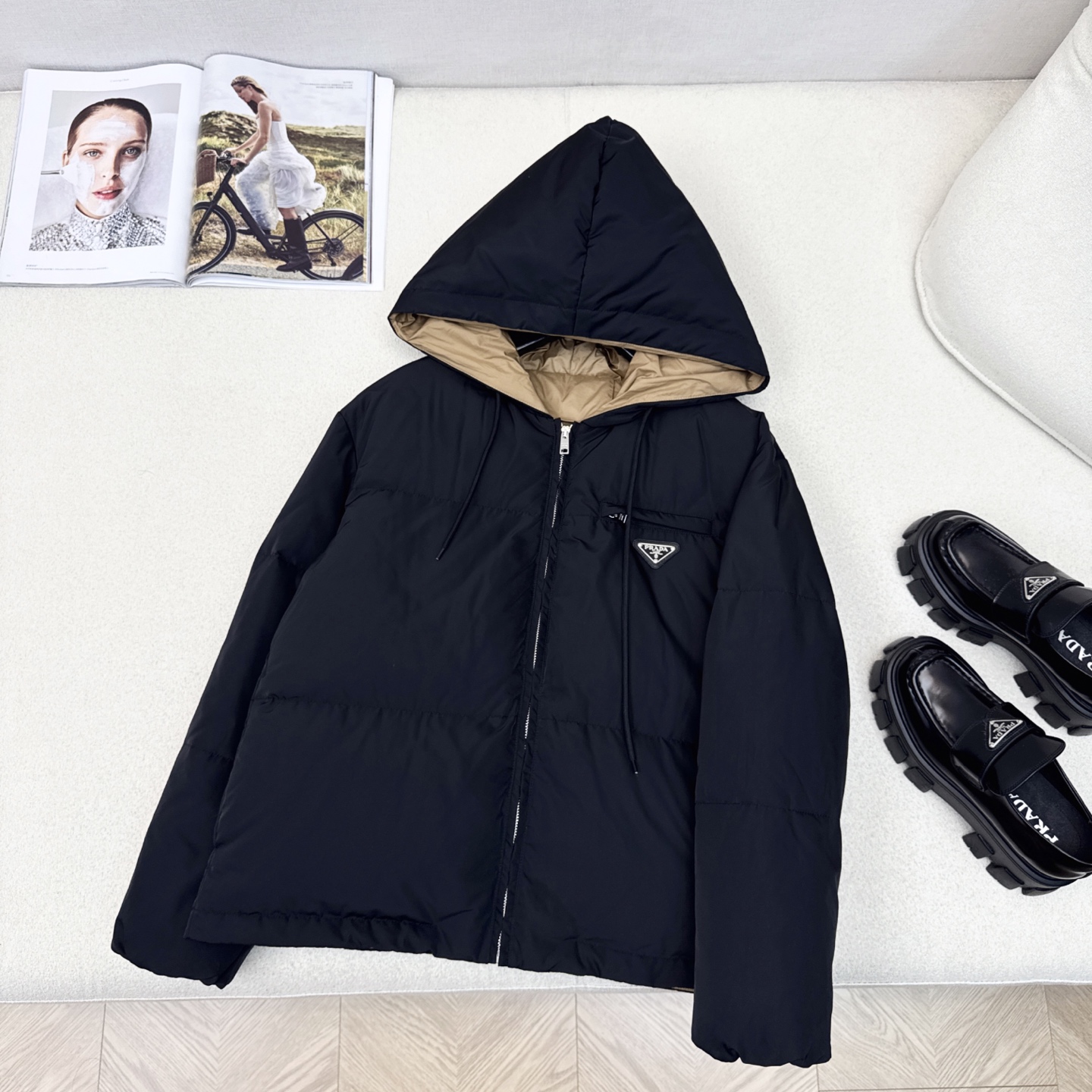 独家首发 高端原单品质 PD 25Ss——秋冬官网最新款配色三角标装饰连帽羽绒服外套 🤎 立体剪裁H版型