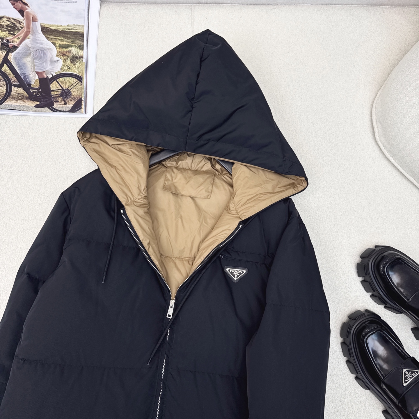 独家首发 高端原单品质 PD 25Ss——秋冬官网最新款配色三角标装饰连帽羽绒服外套 🤎 立体剪裁H版型