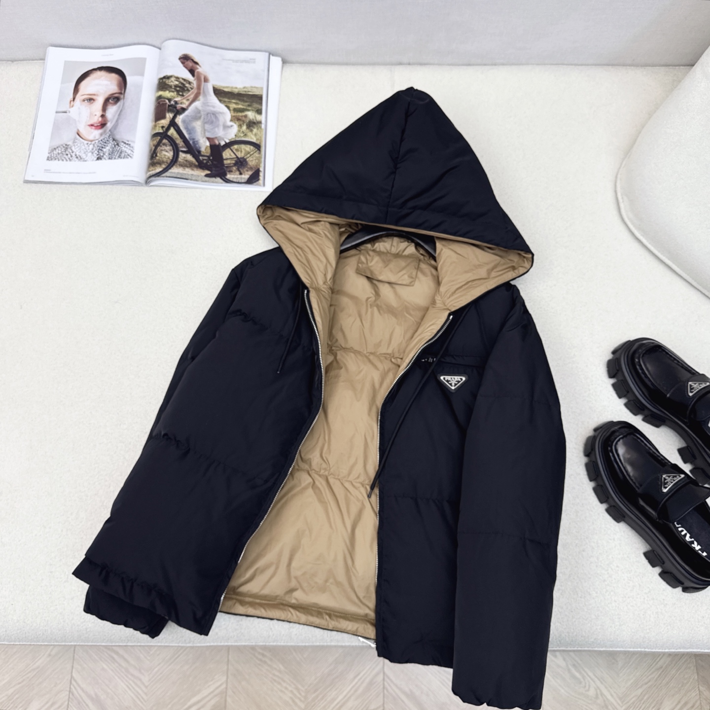 独家首发 高端原单品质 PD 25Ss——秋冬官网最新款配色三角标装饰连帽羽绒服外套 🤎 立体剪裁H版型