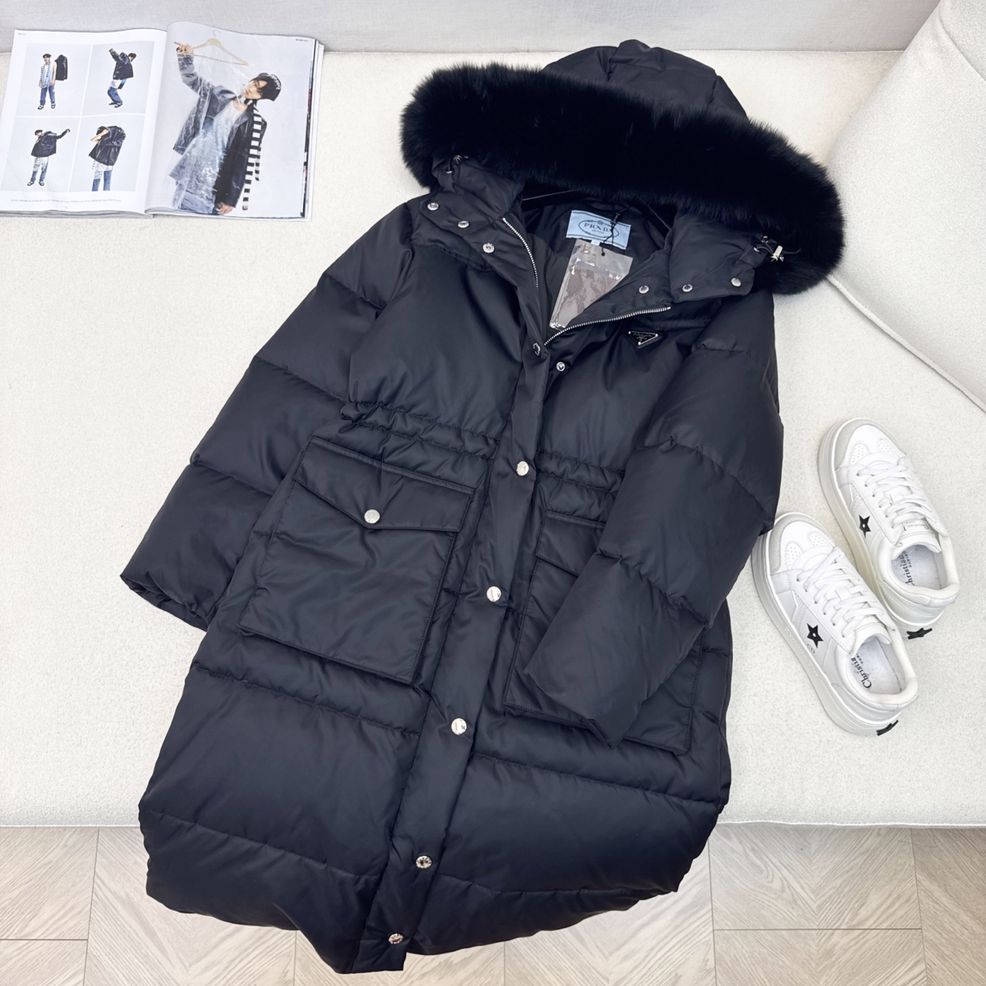 独家首发 原单品质 PD 25Ss———秋冬最新款毛领连帽长款羽绒服🖤 经典腰部抽绳松紧收腰长款版型 上