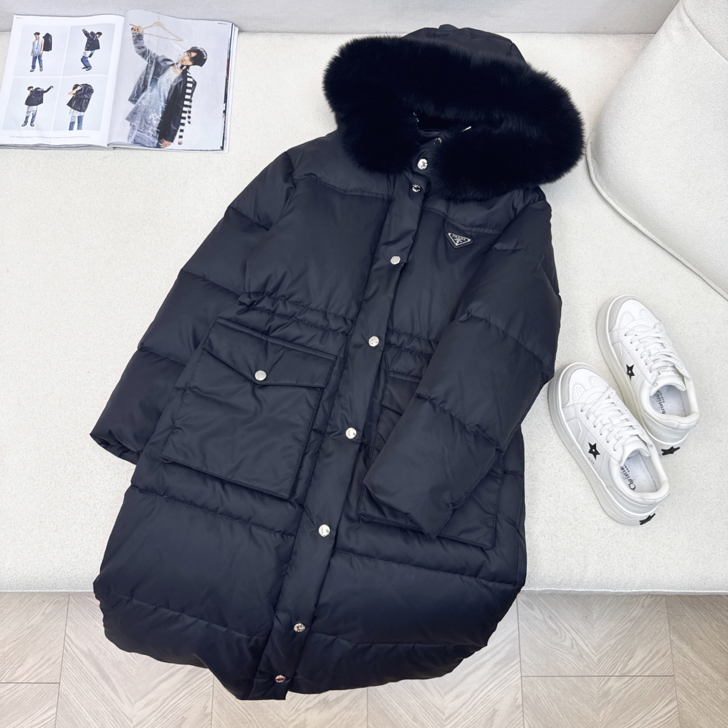 独家首发 原单品质 PD 25Ss———秋冬最新款毛领连帽长款羽绒服🖤 经典腰部抽绳松紧收腰长款版型 上