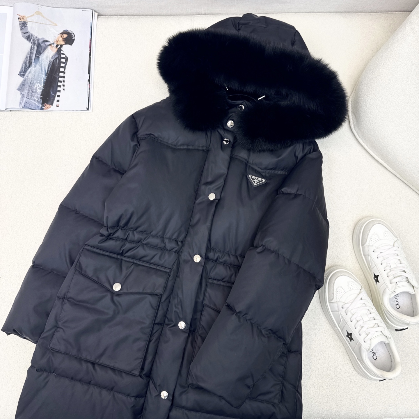 独家首发 原单品质 PD 25Ss———秋冬最新款毛领连帽长款羽绒服🖤 经典腰部抽绳松紧收腰长款版型 上
