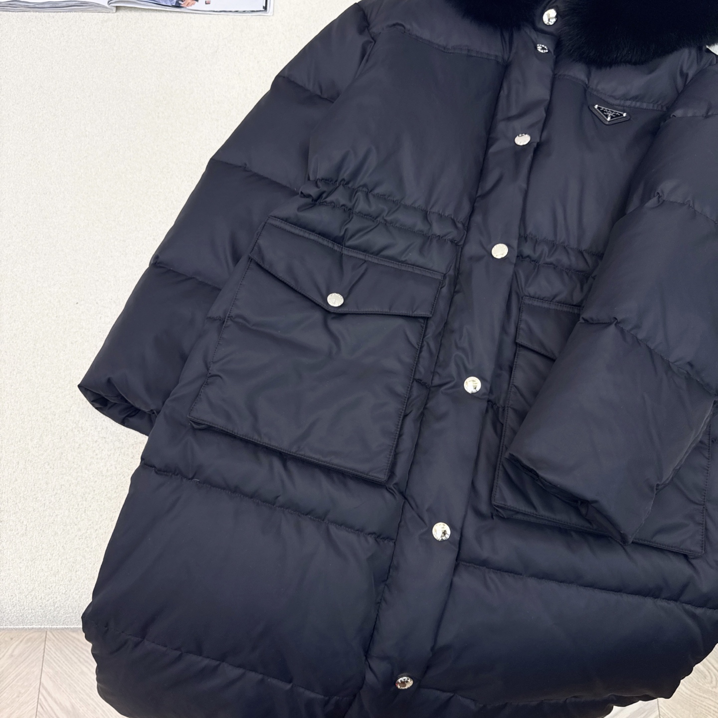 独家首发 原单品质 PD 25Ss———秋冬最新款毛领连帽长款羽绒服🖤 经典腰部抽绳松紧收腰长款版型 上