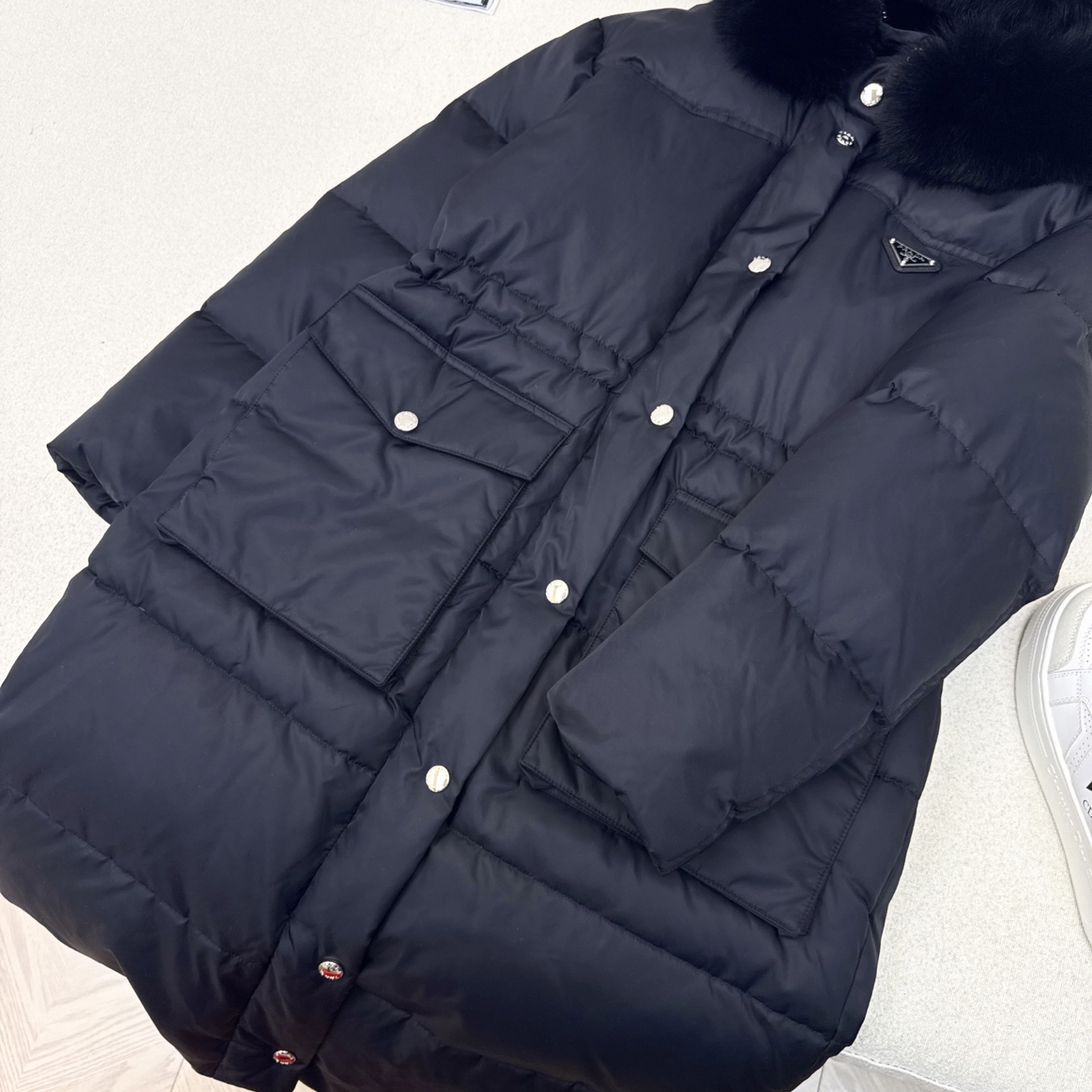独家首发 原单品质 PD 25Ss———秋冬最新款毛领连帽长款羽绒服🖤 经典腰部抽绳松紧收腰长款版型 上