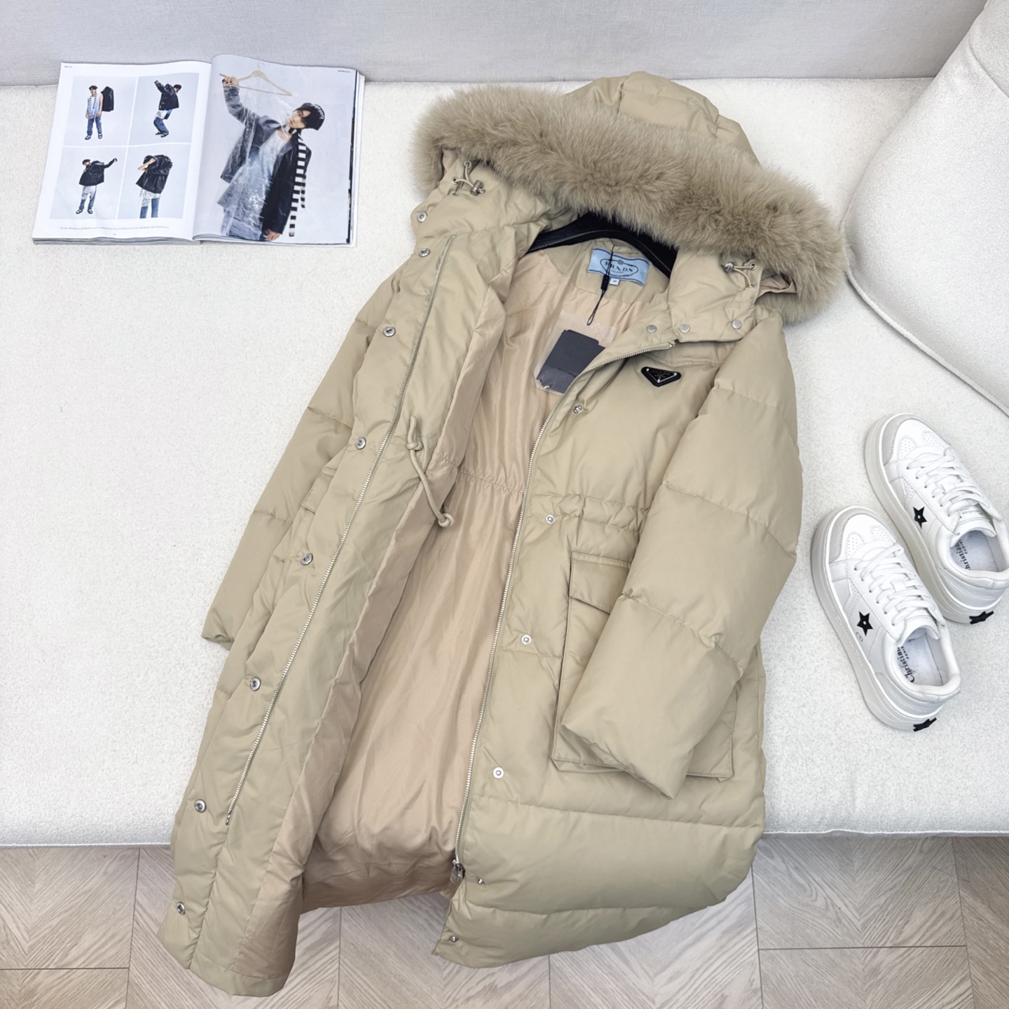 独家首发 原单品质 PD 25Ss———秋冬最新款毛领连帽长款羽绒服🖤 经典腰部抽绳松紧收腰长款版型 上