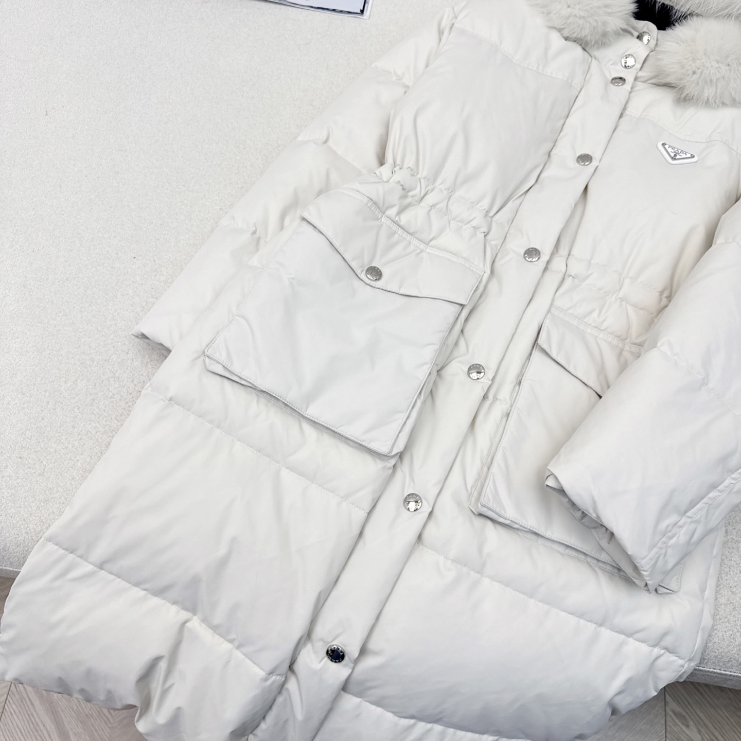 独家首发 原单品质 PD 25Ss———秋冬最新款毛领连帽长款羽绒服🖤 经典腰部抽绳松紧收腰长款版型 上