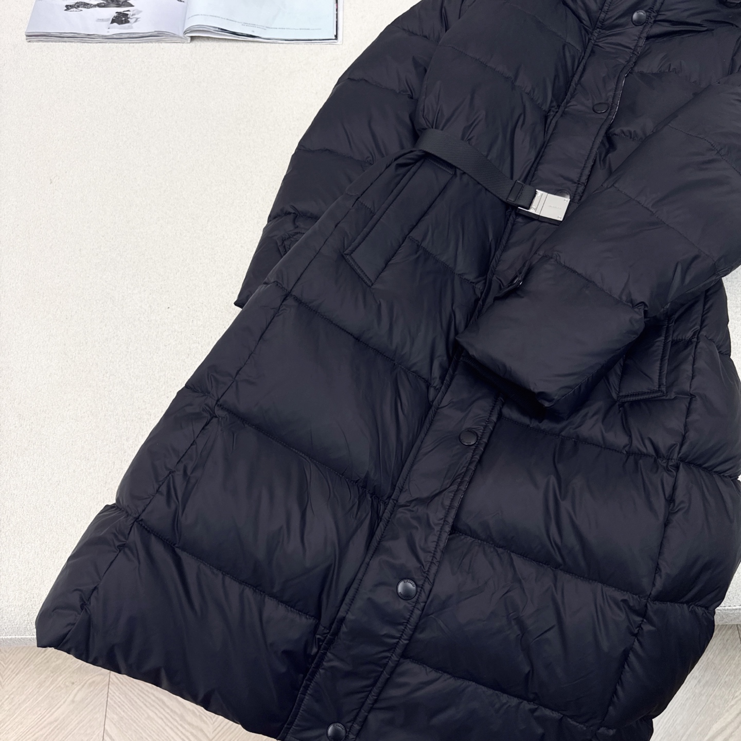 原单品质 BUR 25ss———秋冬新款经典束腰腰带连帽长款羽绒服🖤 经典修身长款版型 遮到膝盖以下 超