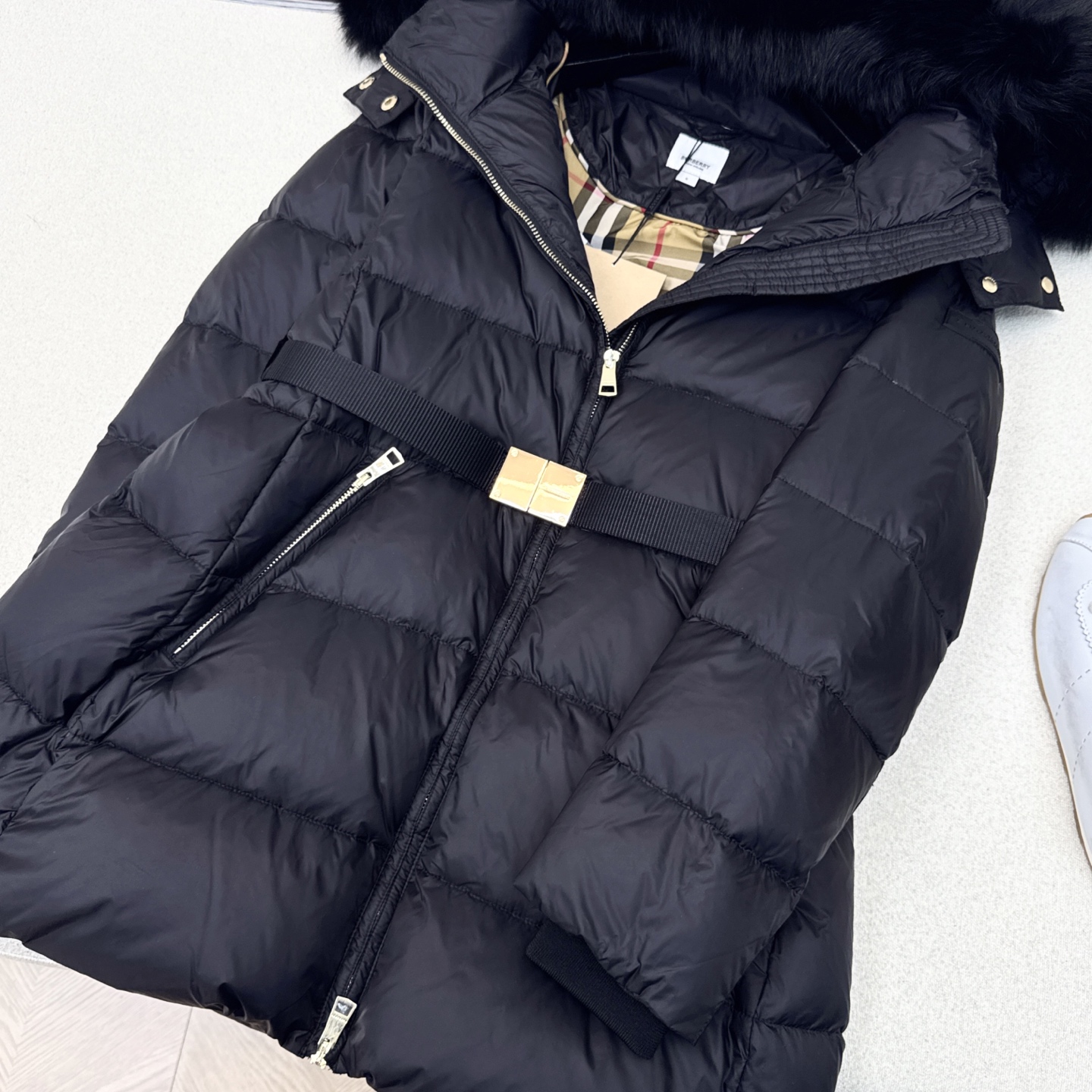 独家首发 原单品质 Bur 25Ss———秋冬最新款毛领连帽中长款羽绒服🖤 经典铁扣腰带束腰修身中长款版