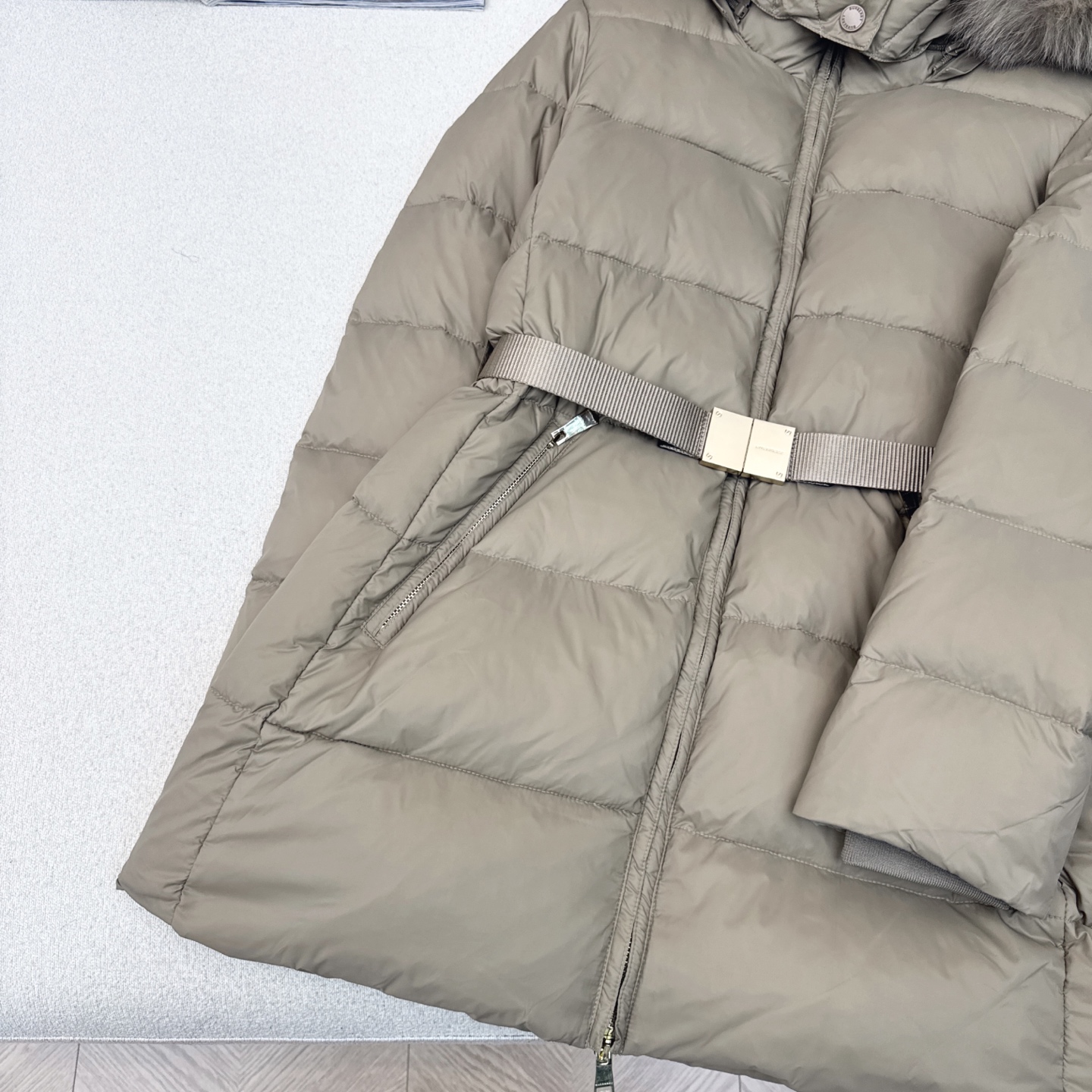 独家首发 原单品质 Bur 25Ss———秋冬最新款毛领连帽中长款羽绒服🖤 经典铁扣腰带束腰修身中长款版