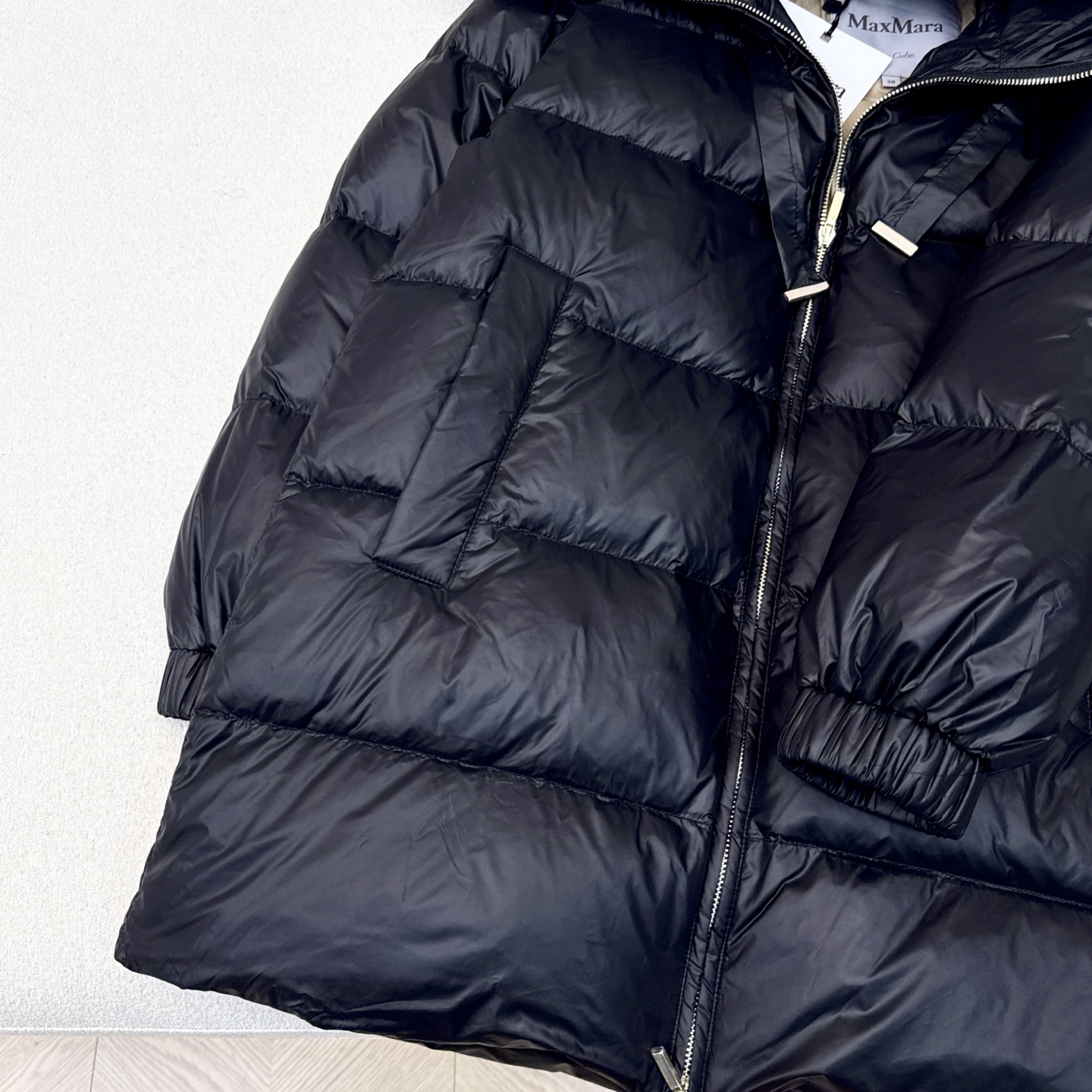 原单品质 Max 25ss———秋冬最新款连帽貉子毛领中长款羽绒服外套🖤 袖口logo徽章装饰 设计感很
