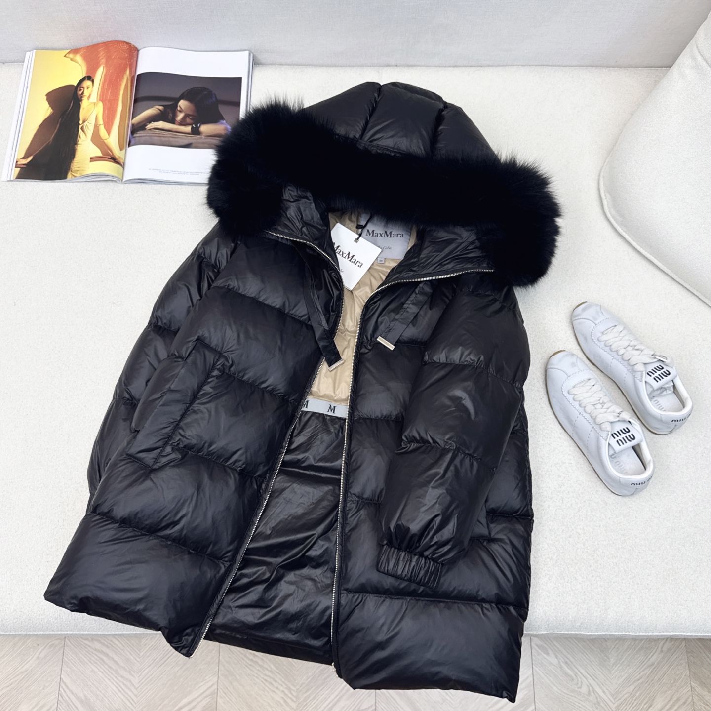原单品质 Max 25ss———秋冬最新款连帽貉子毛领中长款羽绒服外套🖤 袖口logo徽章装饰 设计感很