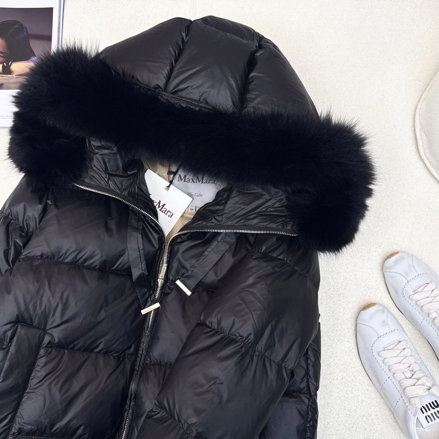 原单品质 Max 25ss———秋冬最新款连帽貉子毛领中长款羽绒服外套🖤 袖口logo徽章装饰 设计感很