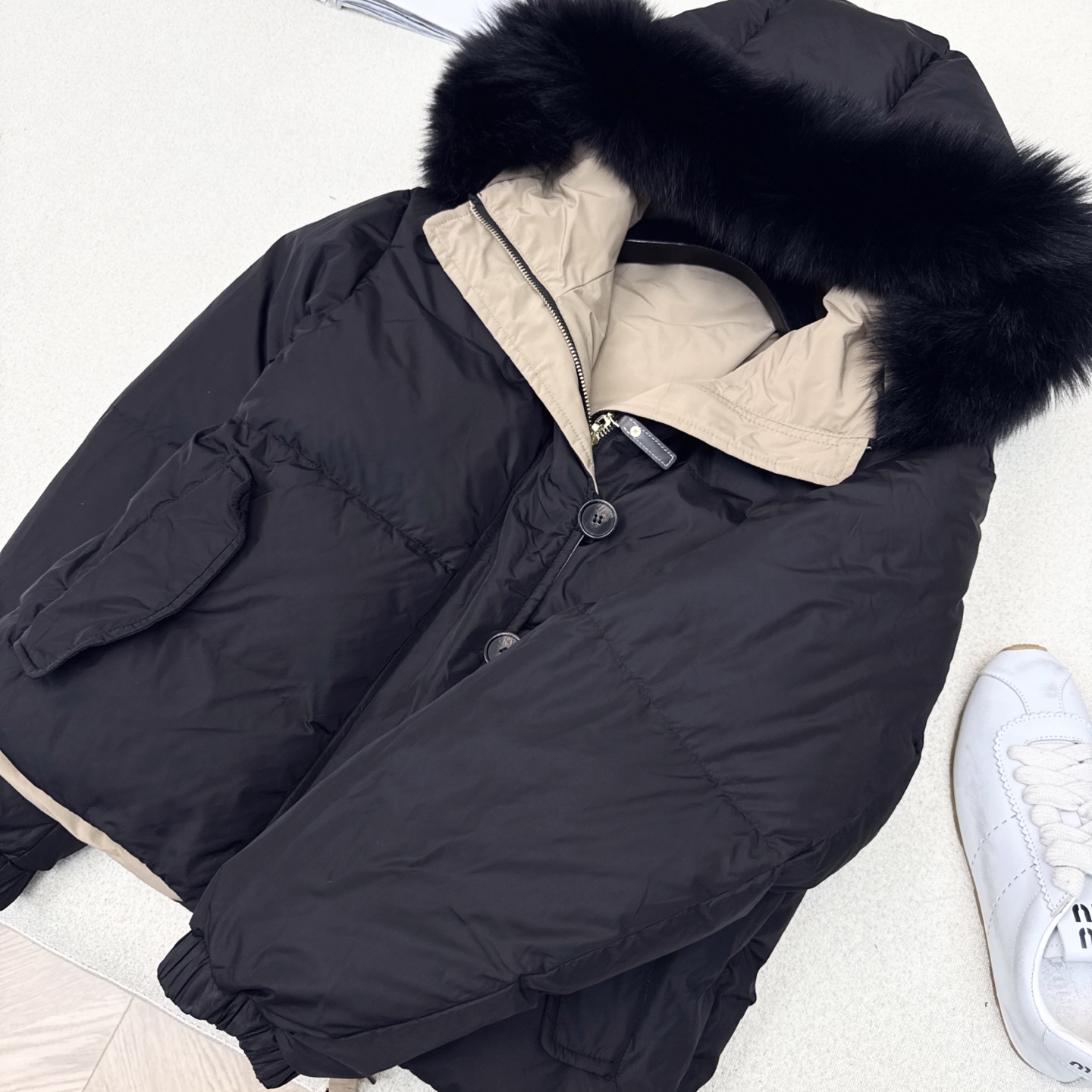 原单品质 Max 25ss———秋冬最新款连帽貉子毛领短款双面羽绒服外套🖤 双面🉑️穿~设计感很赞～～经