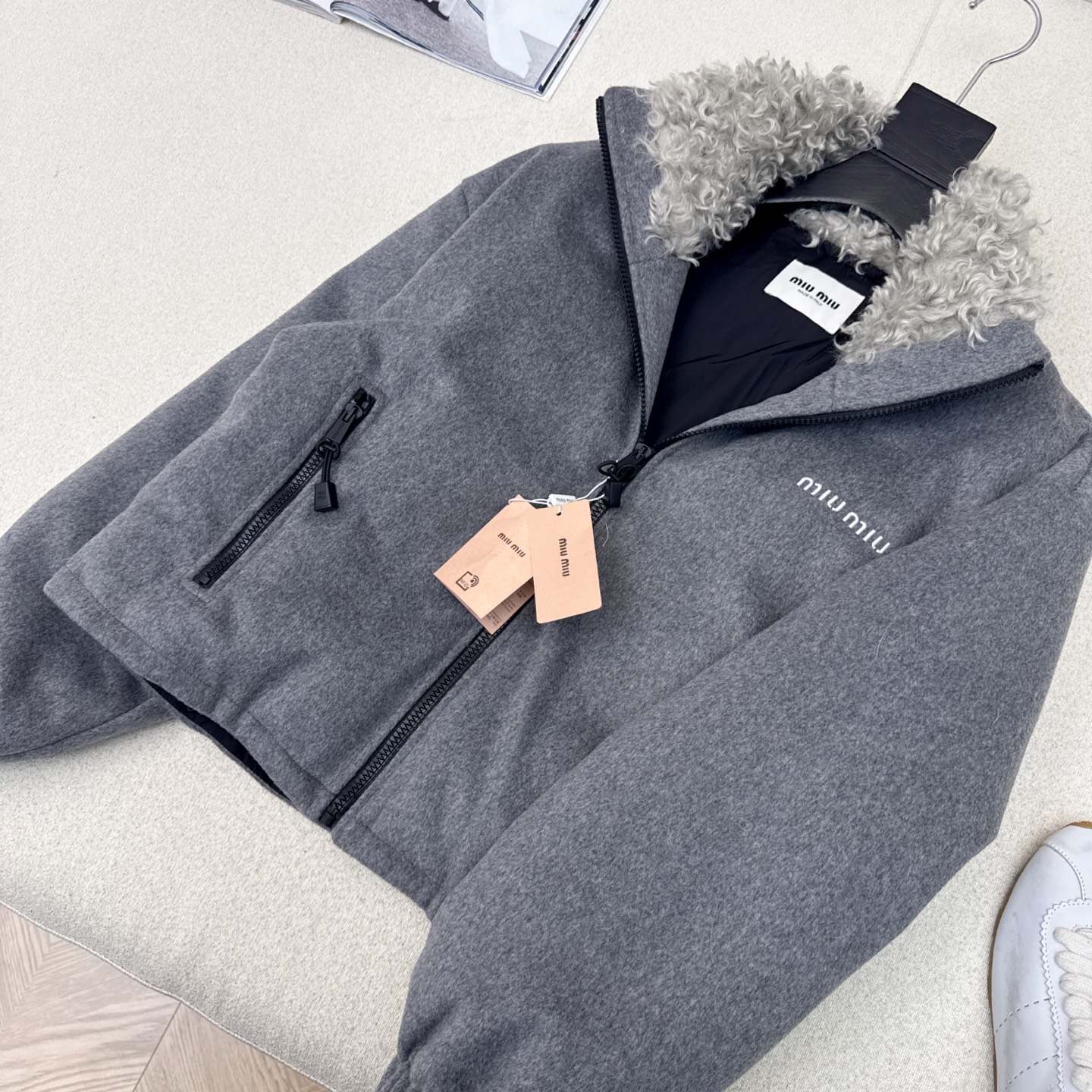 原单品质 Miu 25Ss———秋冬最新款羊羔毛拼接内里短款立领羽绒服外套 🖤 领里拼马海毛保暖 大冬天