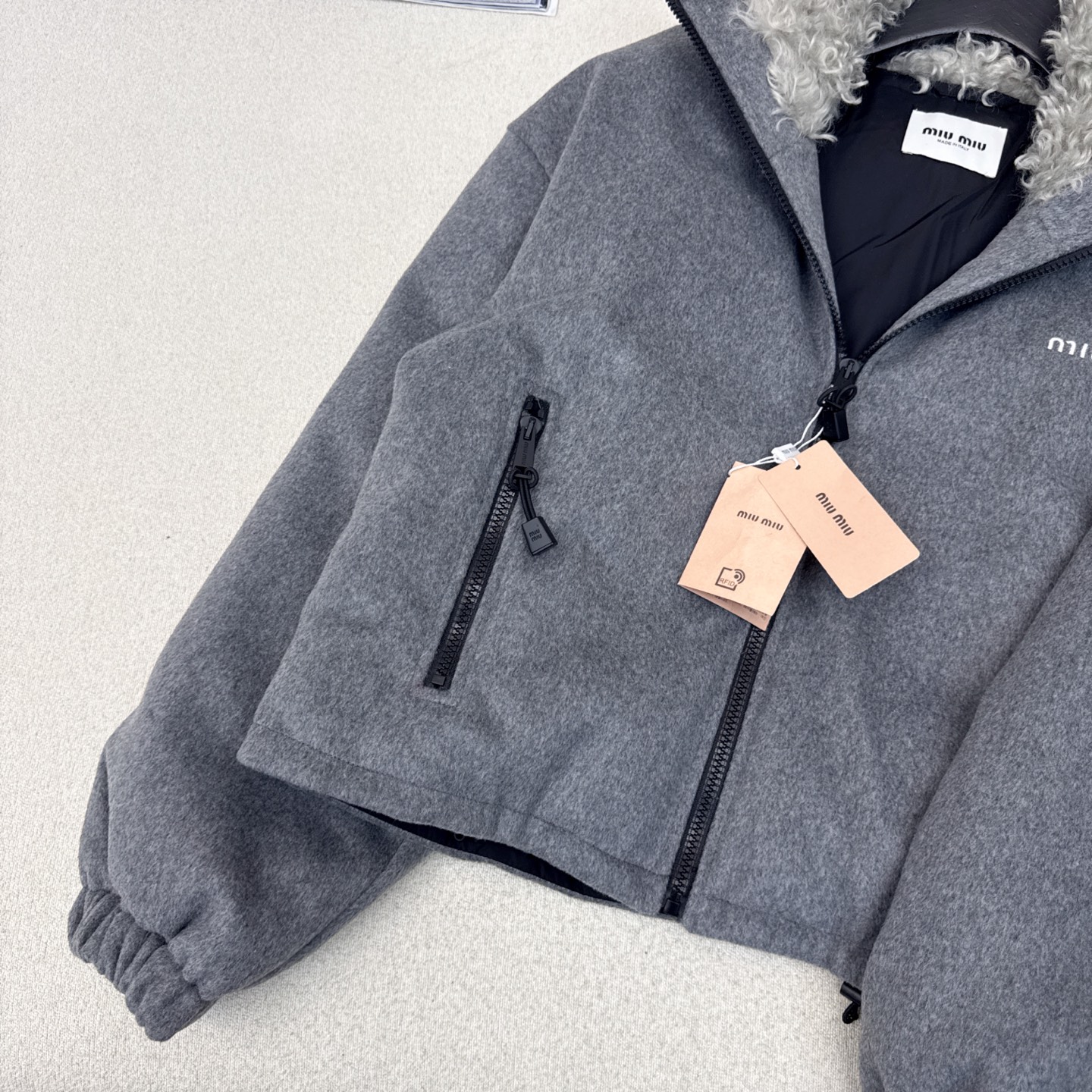 原单品质 Miu 25Ss———秋冬最新款羊羔毛拼接内里短款立领羽绒服外套 🖤 领里拼马海毛保暖 大冬天