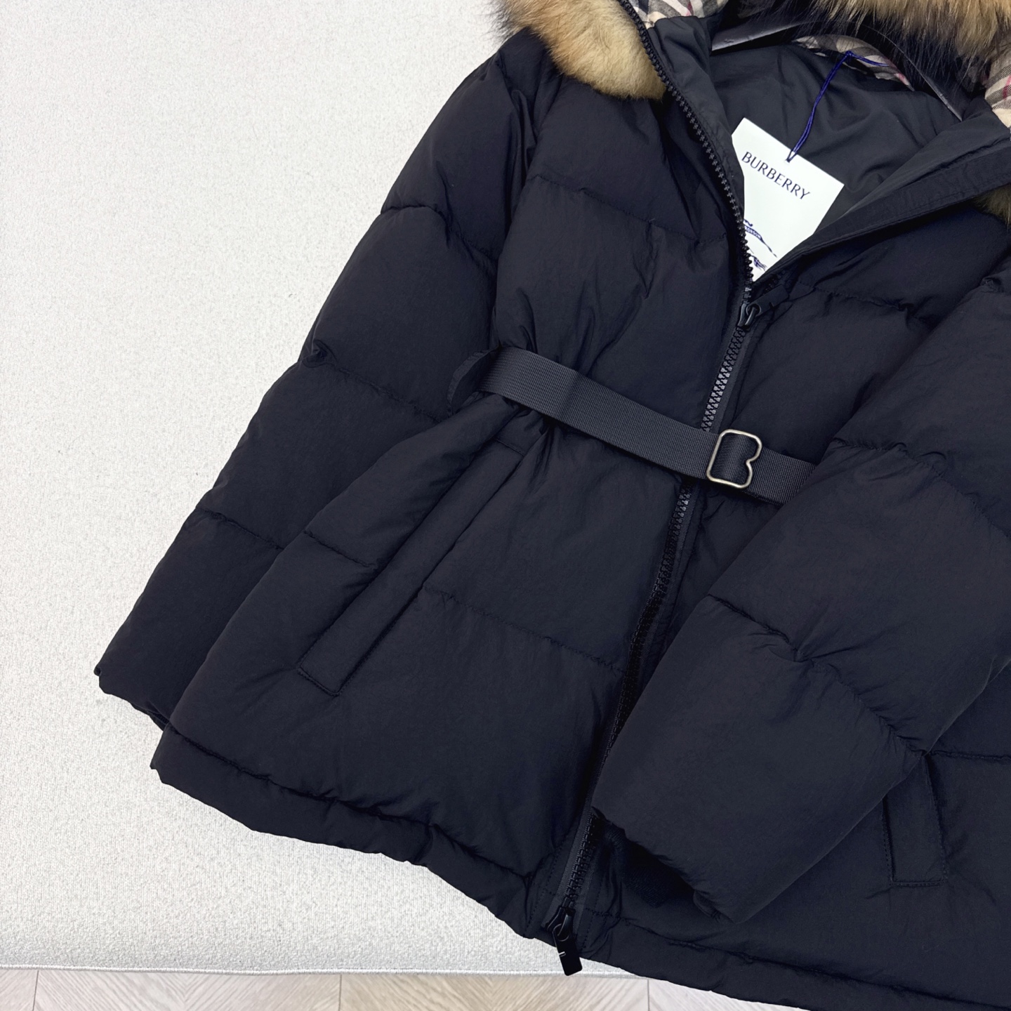 原单品质 Bur 25Ss———秋冬最新款 细腰带收腰连帽毛领短款羽绒服外套🖤超大貉子毛领 定制开发五金