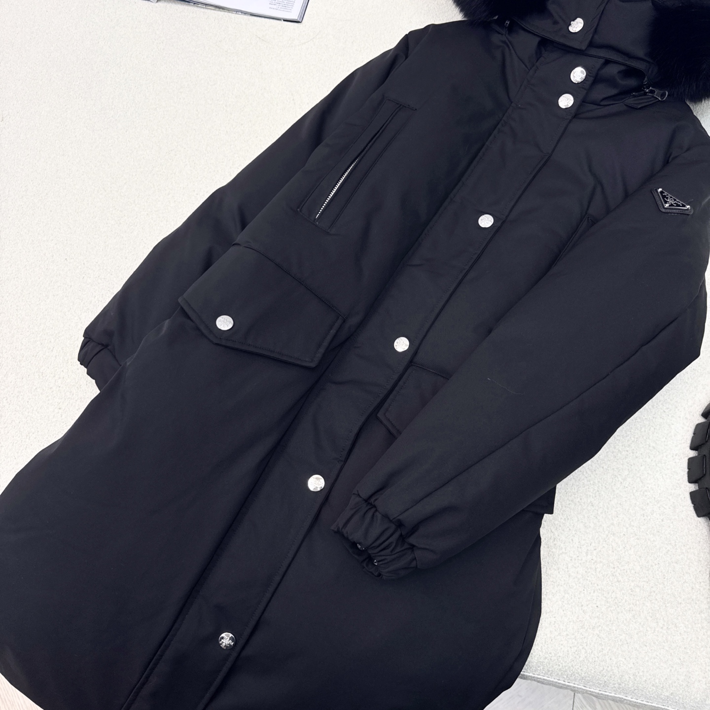 原单品质 PD 25Ss ———秋冬最新款经典三角标牌装饰抽绳收腰款超大毛领连帽羽绒服外套🖤 经典长款版
