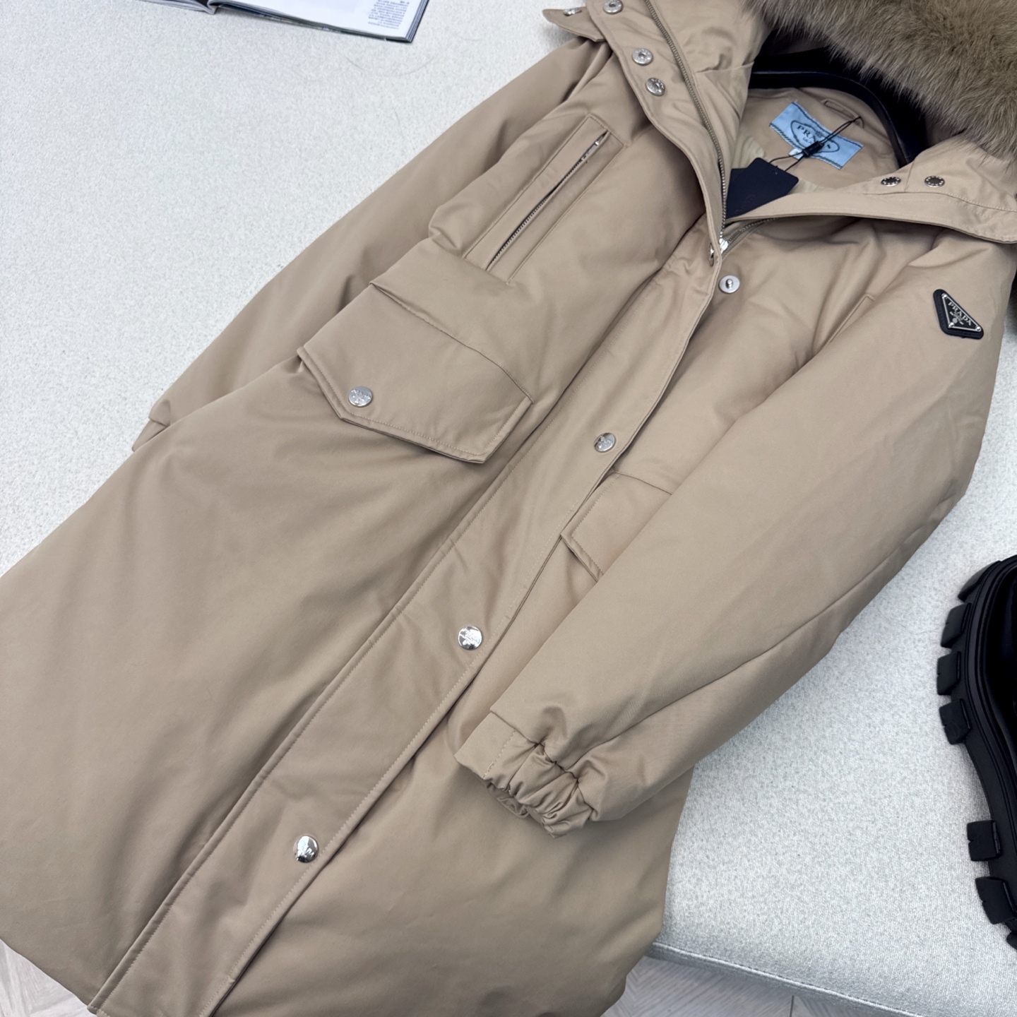 原单品质 PD 25Ss ———秋冬最新款经典三角标牌装饰抽绳收腰款超大毛领连帽羽绒服外套🖤 经典长款版