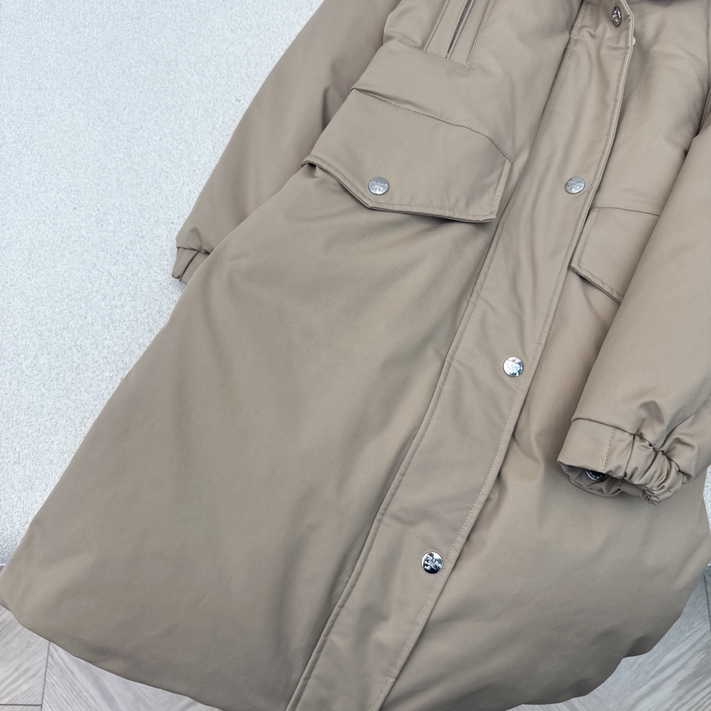 原单品质 PD 25Ss ———秋冬最新款经典三角标牌装饰抽绳收腰款超大毛领连帽羽绒服外套🖤 经典长款版