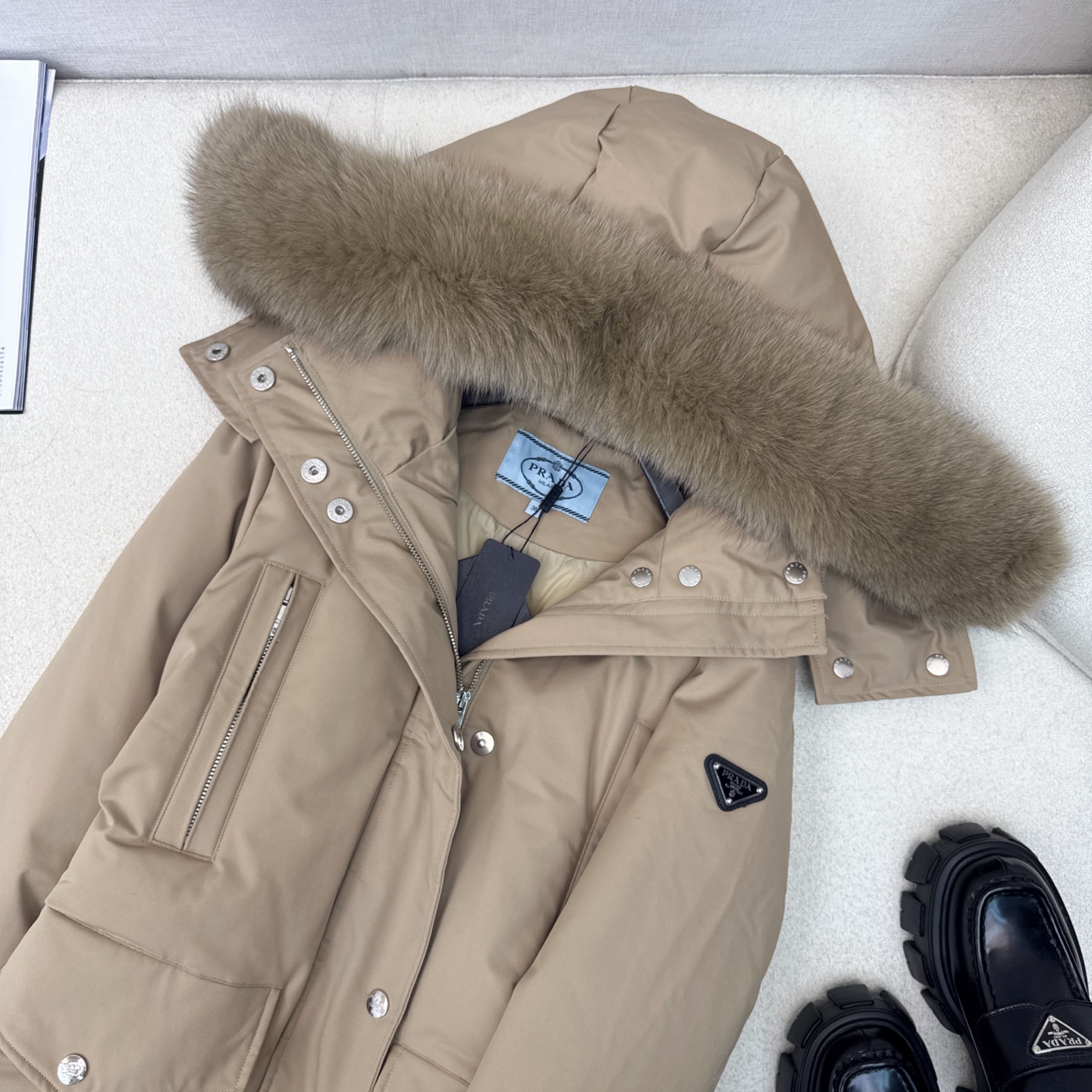 原单品质 PD 25Ss ———秋冬最新款经典三角标牌装饰抽绳收腰款超大毛领连帽羽绒服外套🖤 经典长款版