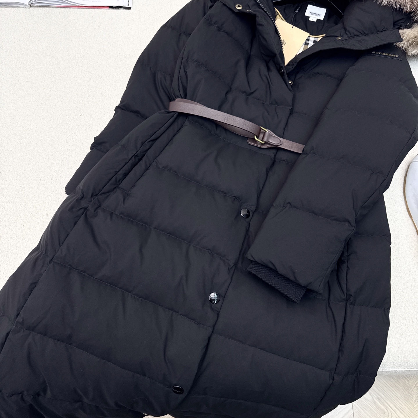 原单品质 Bur 25Ss———秋冬最新款细皮带收腰毛领连帽长款羽绒服🤎 经典H直筒长款版型 上身超显瘦