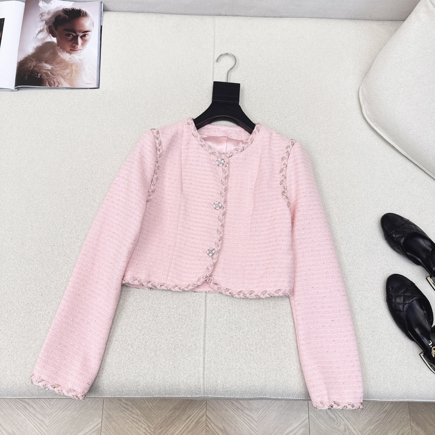 独家款 C家 25Ss————秋冬最新款coco女孩穿搭两件套🤍山茶花装饰蝴蝶结小吊带+编织镶边小短款外